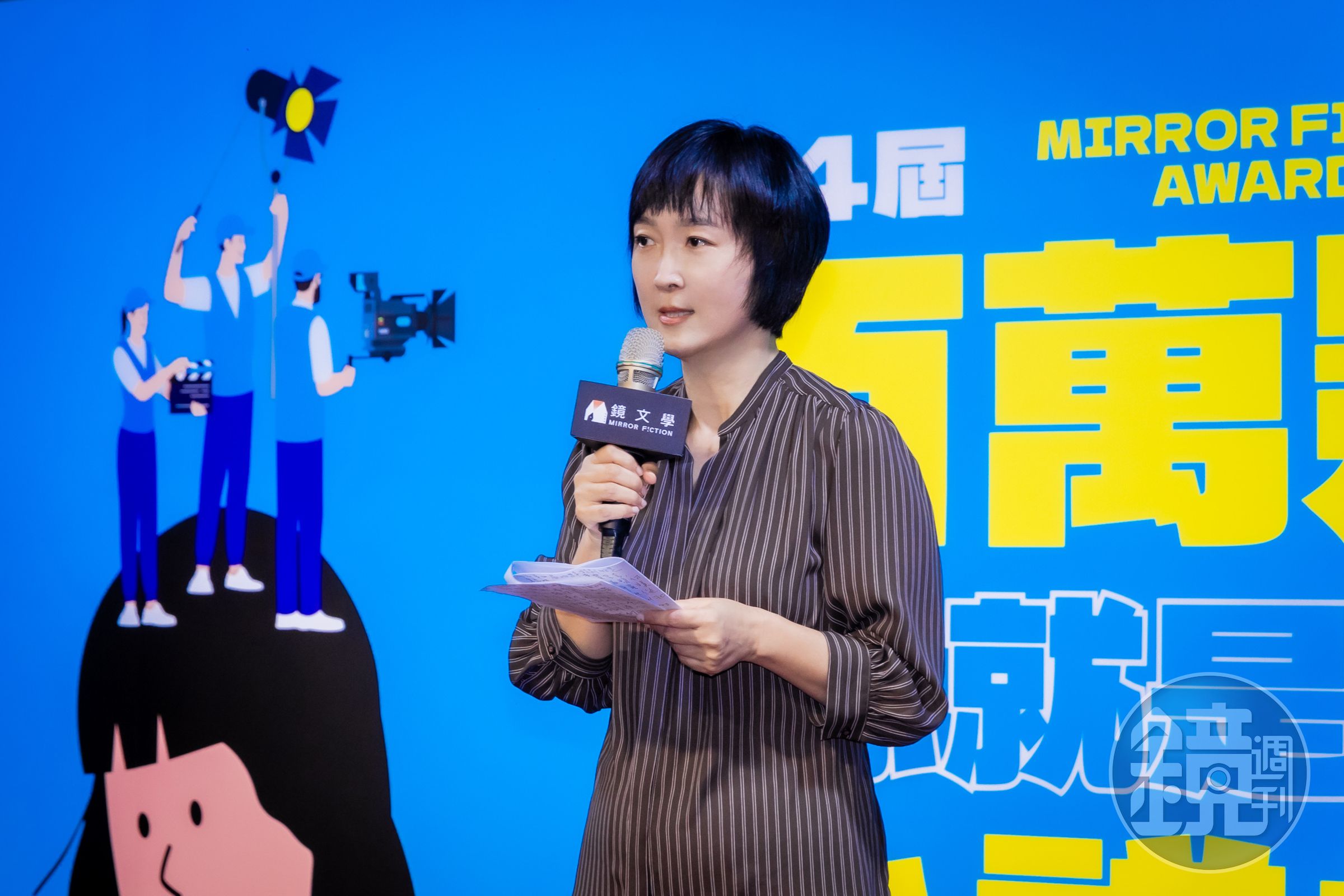鏡文學總經理暨總編輯董成瑜宣布第四屆鏡文學百萬影視小說大獎邀請客家公共傳播基金會加入。(鏡文學提供)