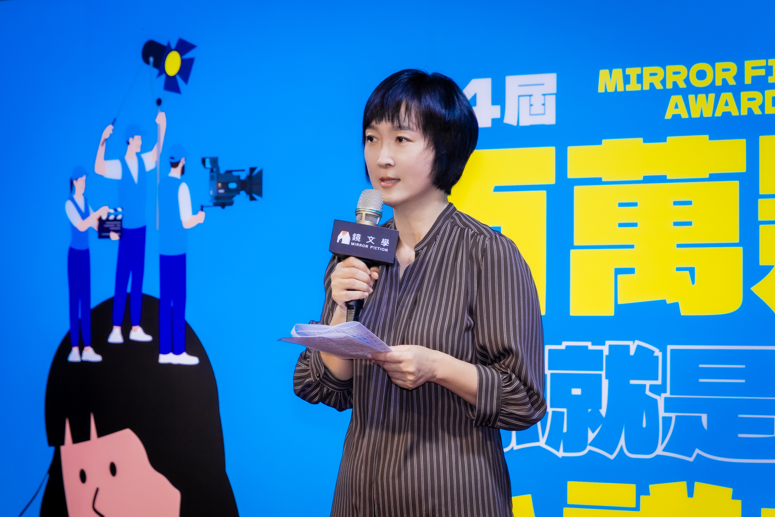 鏡文學總經理暨總編輯董成瑜宣布第四屆鏡文學百萬影視小說大獎邀請客家公共傳播基金會加入。(鏡文學提供)