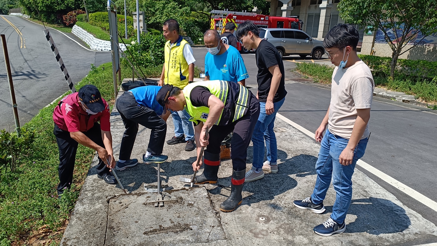 新北動保處、消防隊、石門區公所合力打開箱涵。（新北動保處提供）
