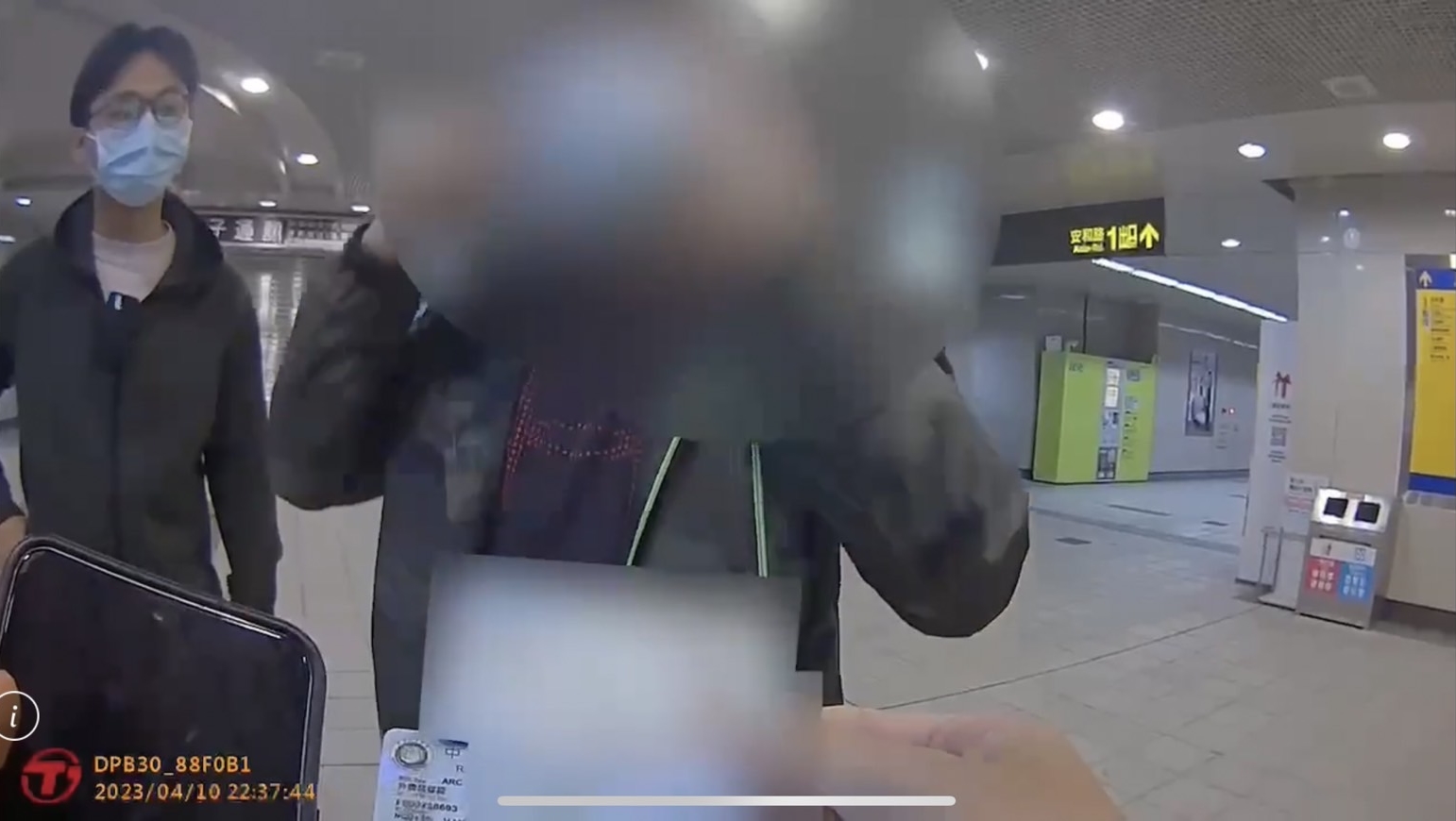 警方在捷運信義安和站攔查到阮男。（翻攝畫面）
