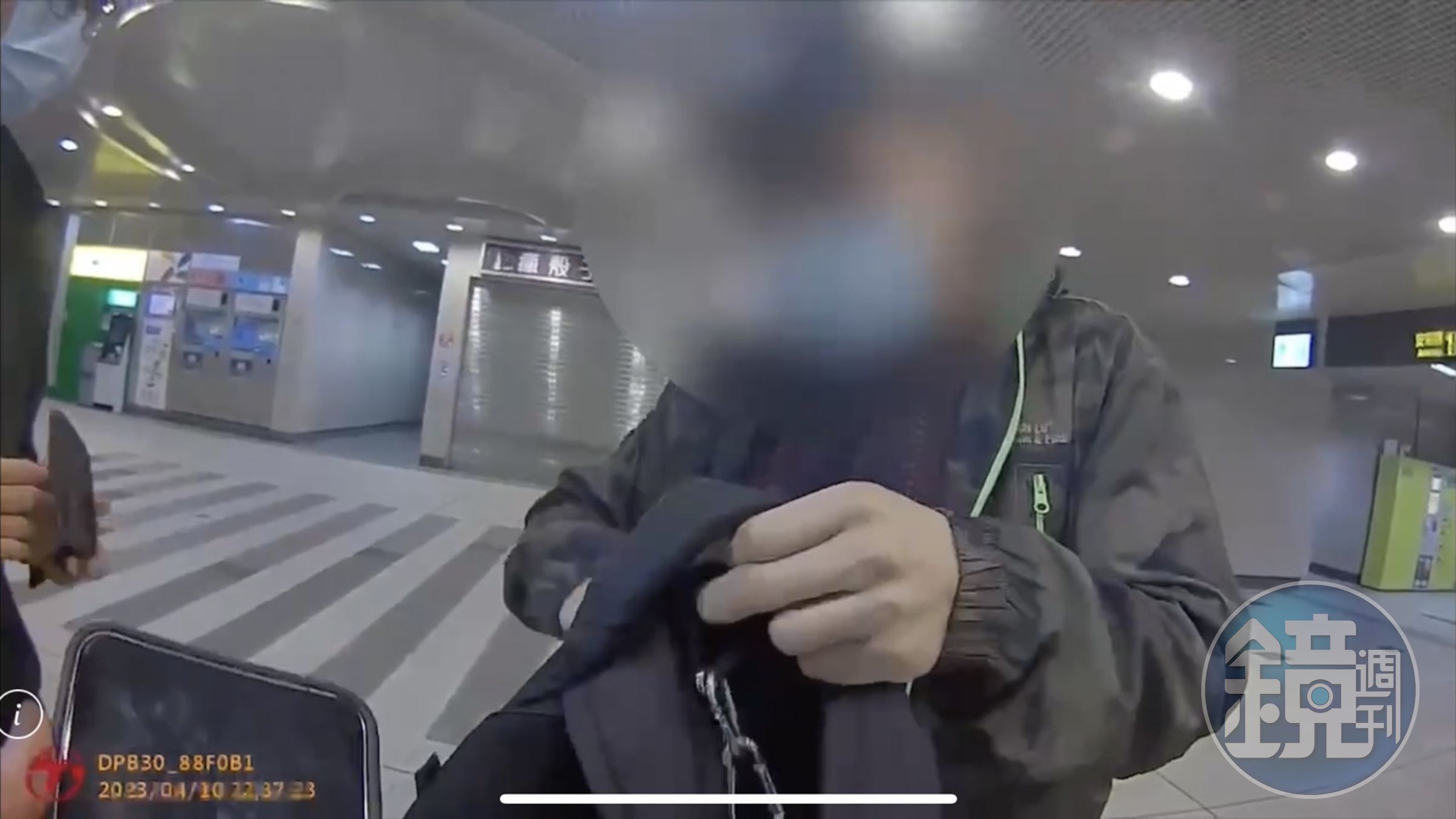 阮男拿出別人的證件,但照片與本人長相差距大仍被識破。(翻攝畫面)