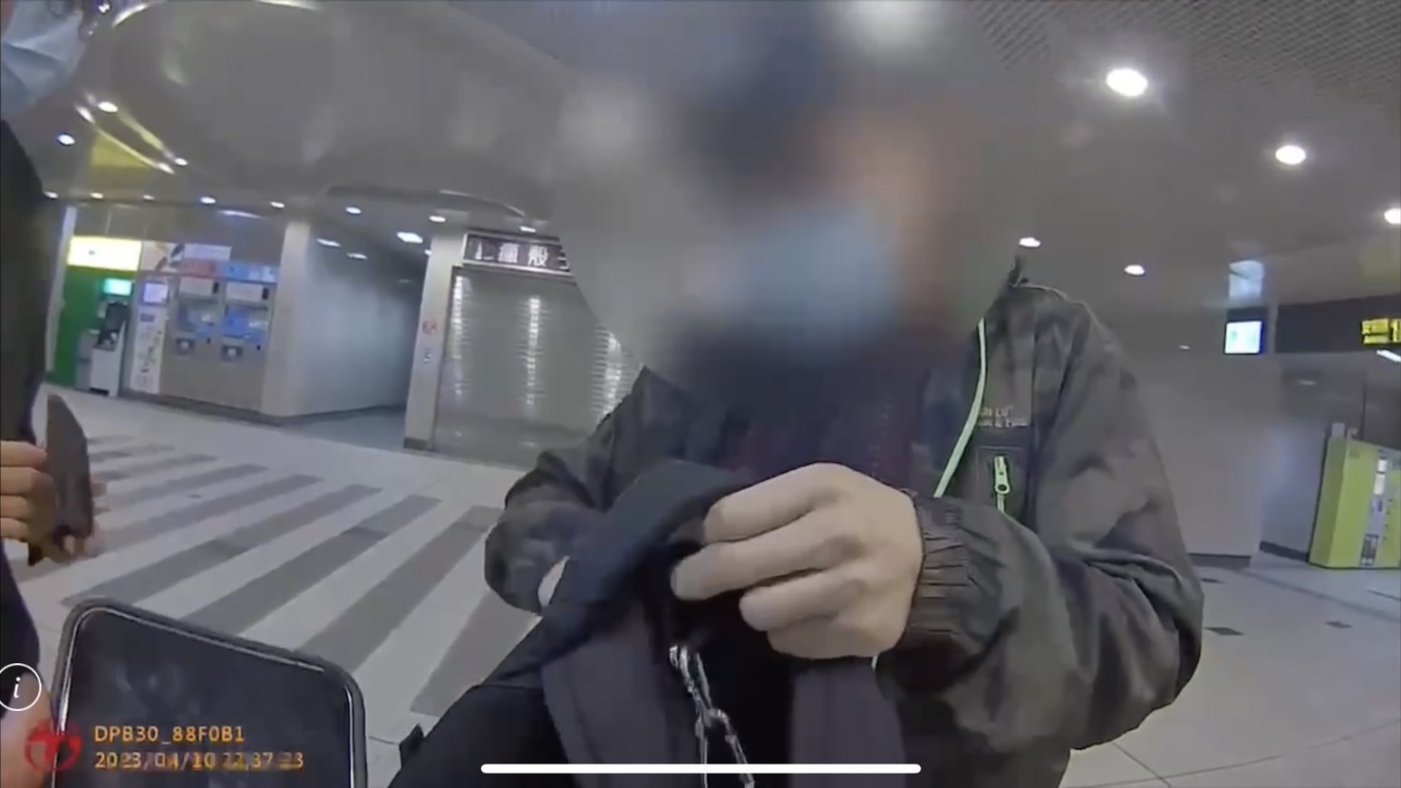 阮男拿出別人的證件，但照片與本人長相差距大仍被識破。（翻攝畫面）