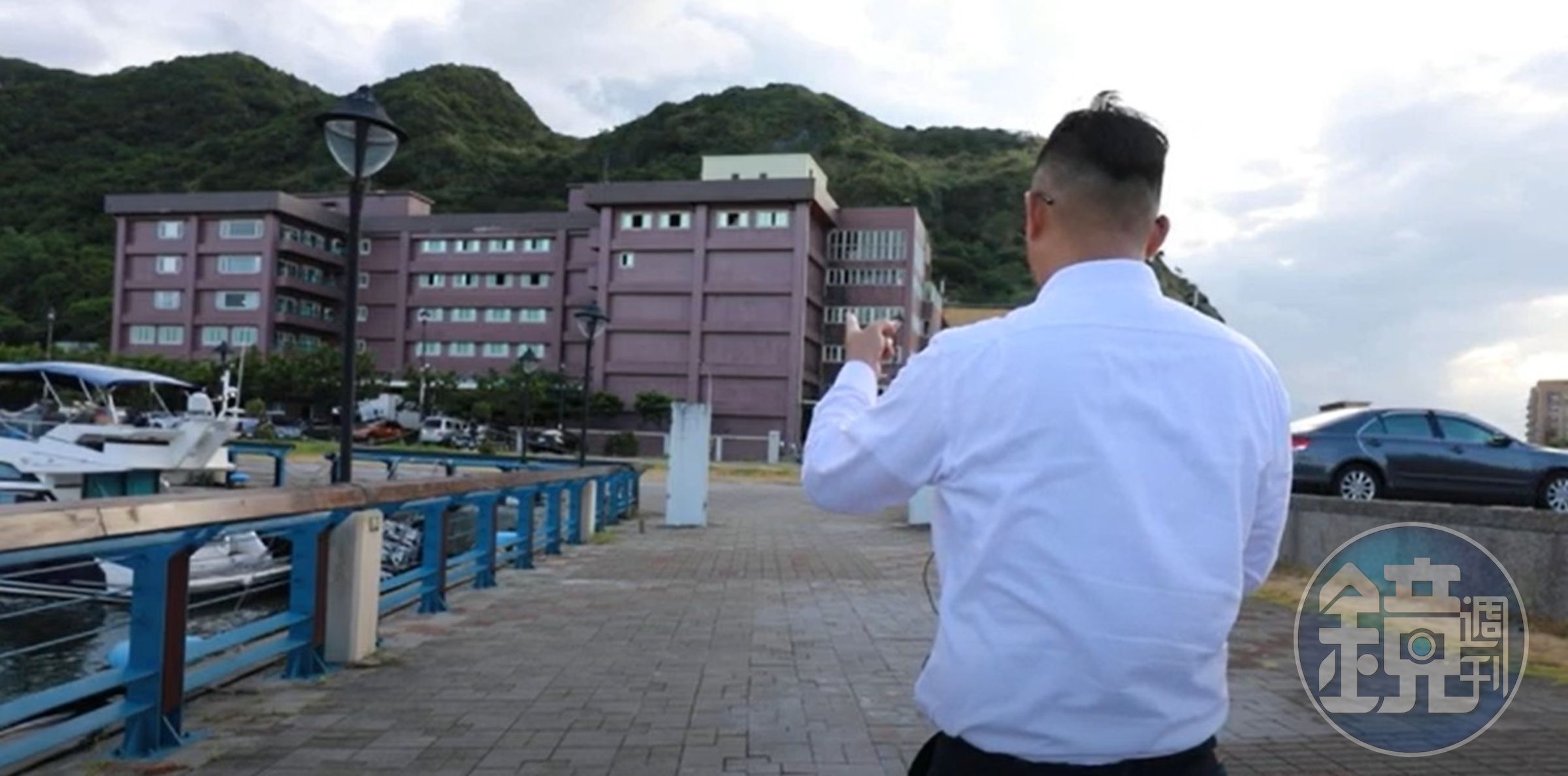 民眾無奈表示，包括在地居民、商家，以及來遊玩的旅客，都曾向基隆市政府反映八斗子漁港空氣與海洋遭汙染問題。