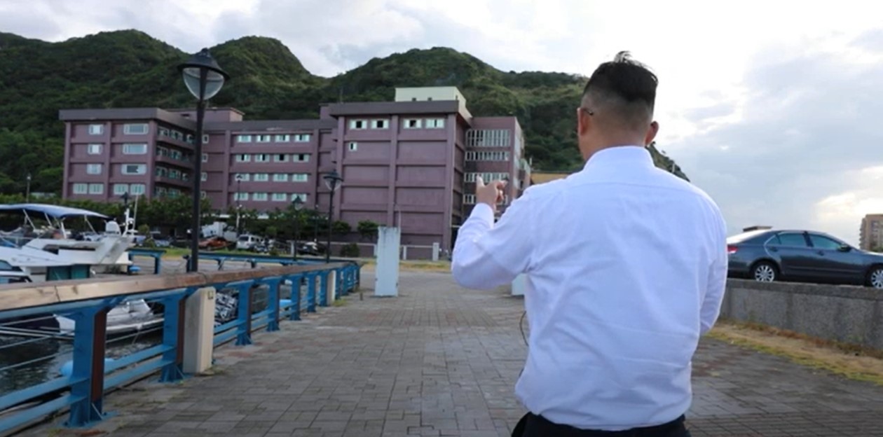民眾無奈表示,包括在地居民、商家,以及來遊玩的旅客,都曾向基隆市政府反映八斗子漁港空氣與海洋遭汙染問題。