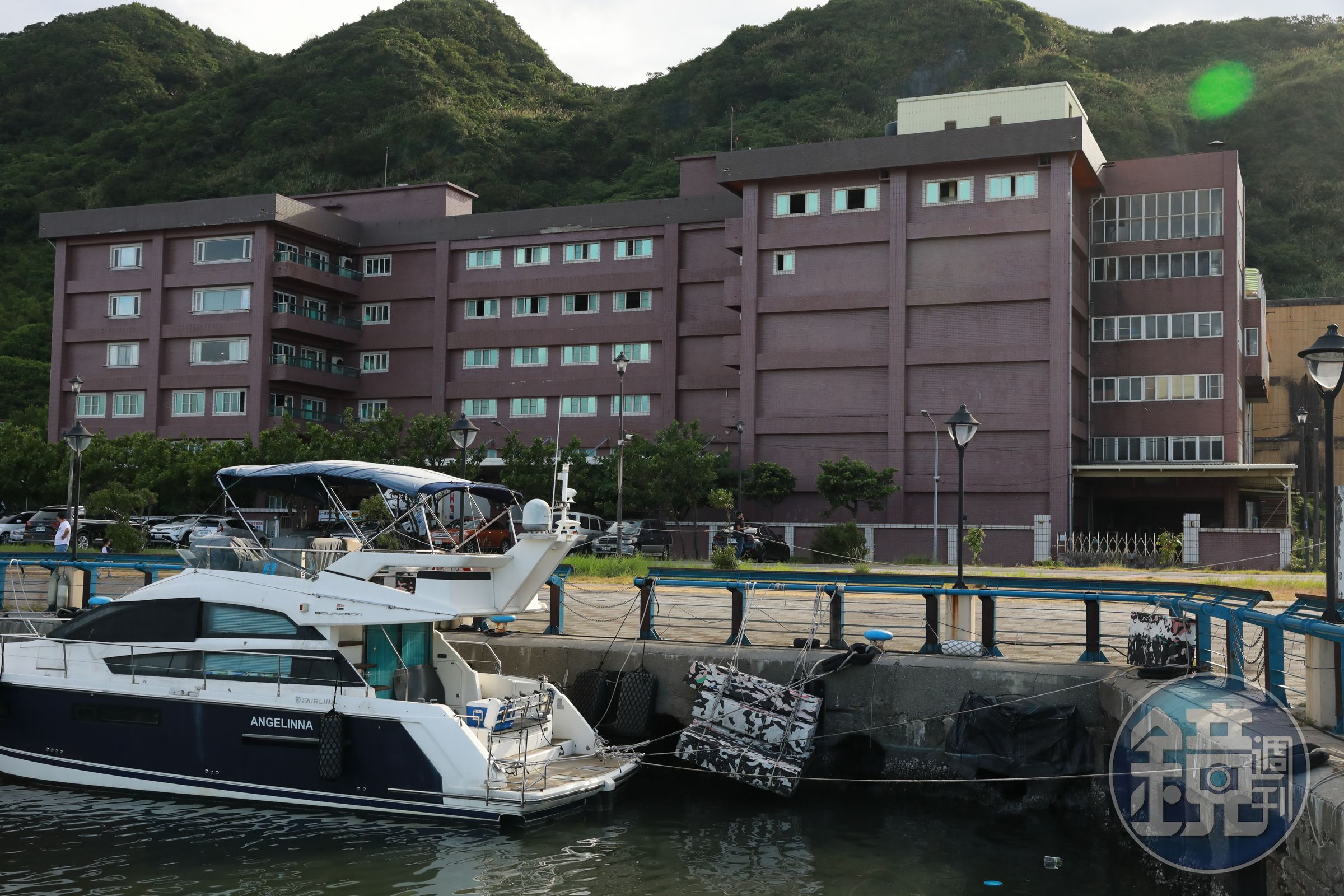 建寶食品公司大門前，就是基隆著名觀光景點—八斗子遊艇港星晨碼頭。