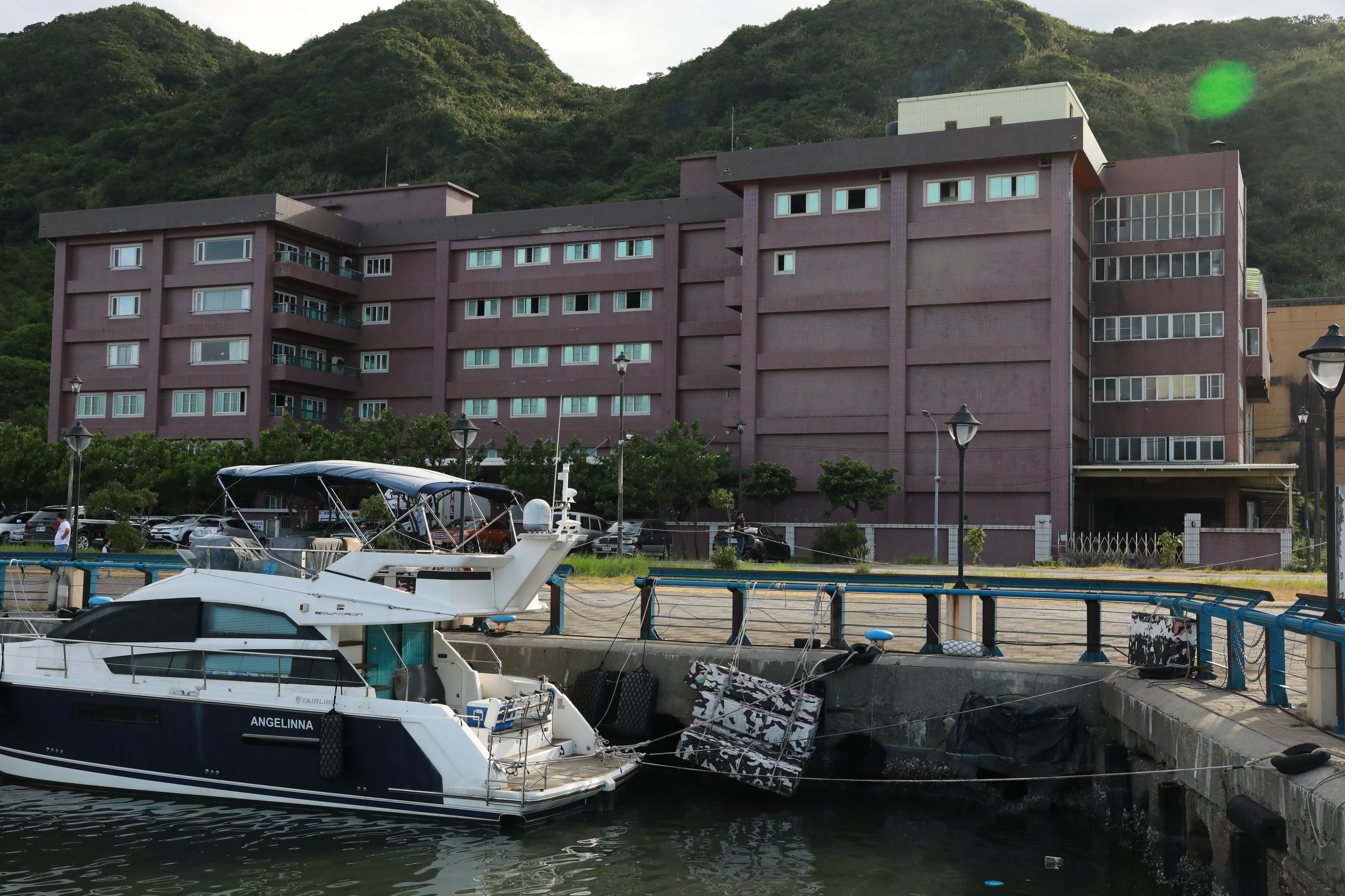 建寶食品公司大門前,就是基隆著名觀光景點—八斗子遊艇港星晨碼頭。