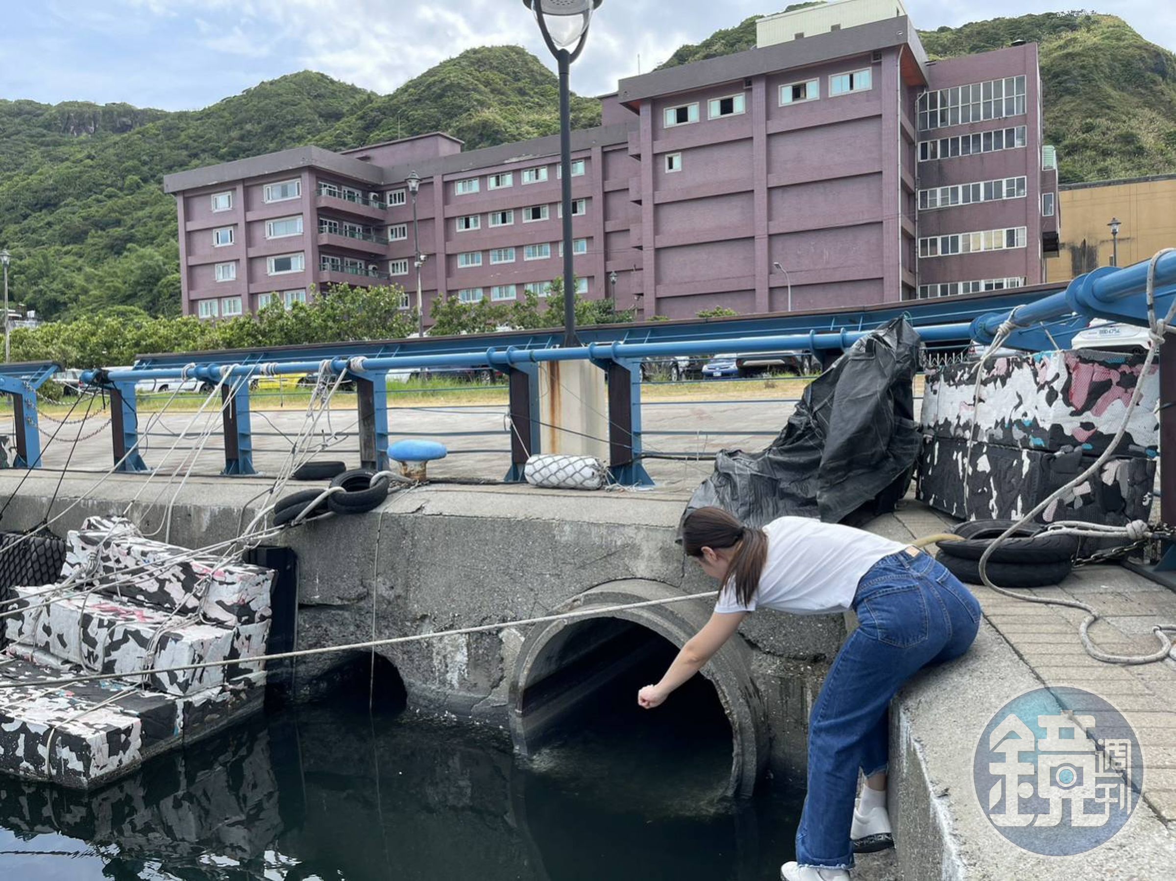 投訴人S小姐說，先前曾向基隆環保局檢舉建寶食品公司偷排放汙水，但相關單位卻互踢皮球。（S小姐提供）
