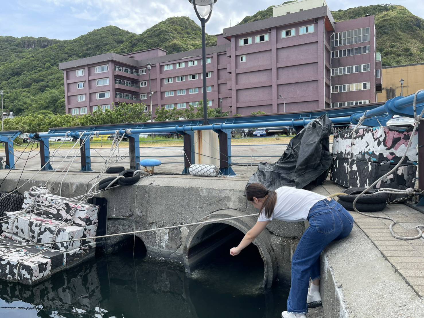 基隆八斗子民眾曾向基隆環保局檢舉建寶食品公司偷排放汙水，並指廢水噁臭難聞。（S小姐提供）