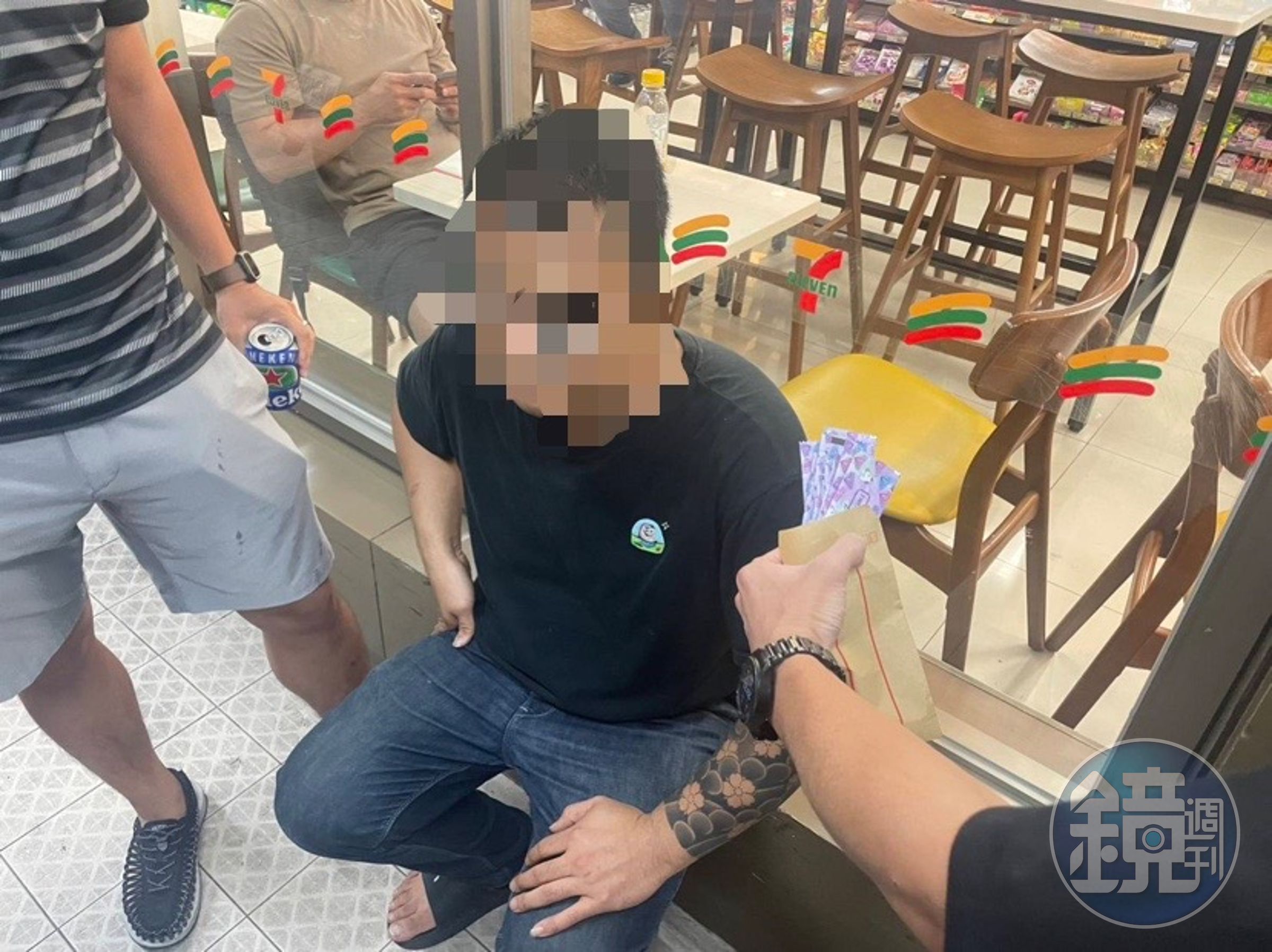 內湖警方南下高雄逮捕販售毒品的藥頭「小何」。（翻攝畫面）