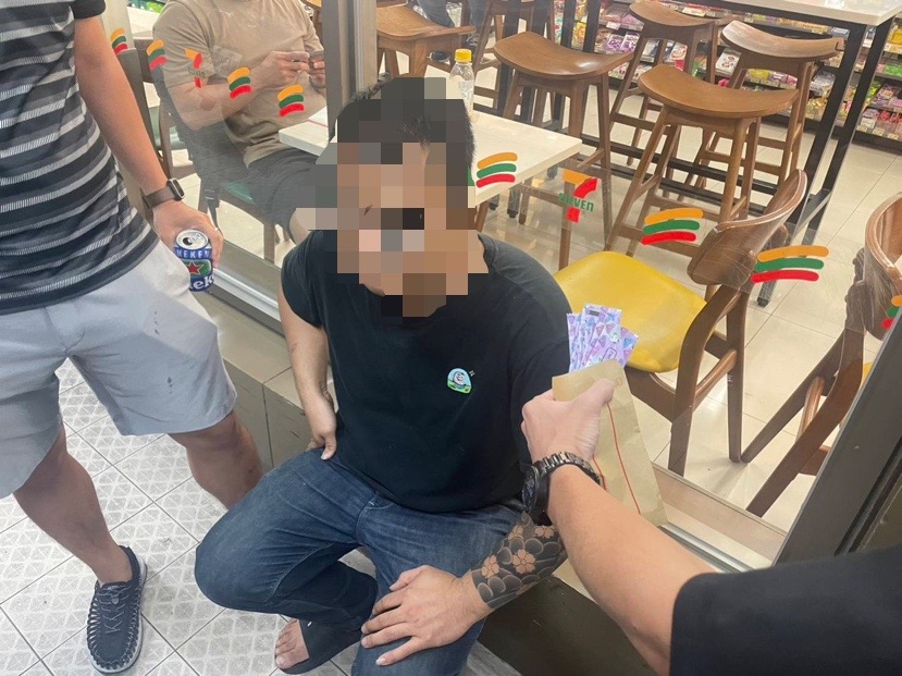 內湖警方南下高雄逮捕販售毒品的藥頭「小何」。（翻攝畫面）