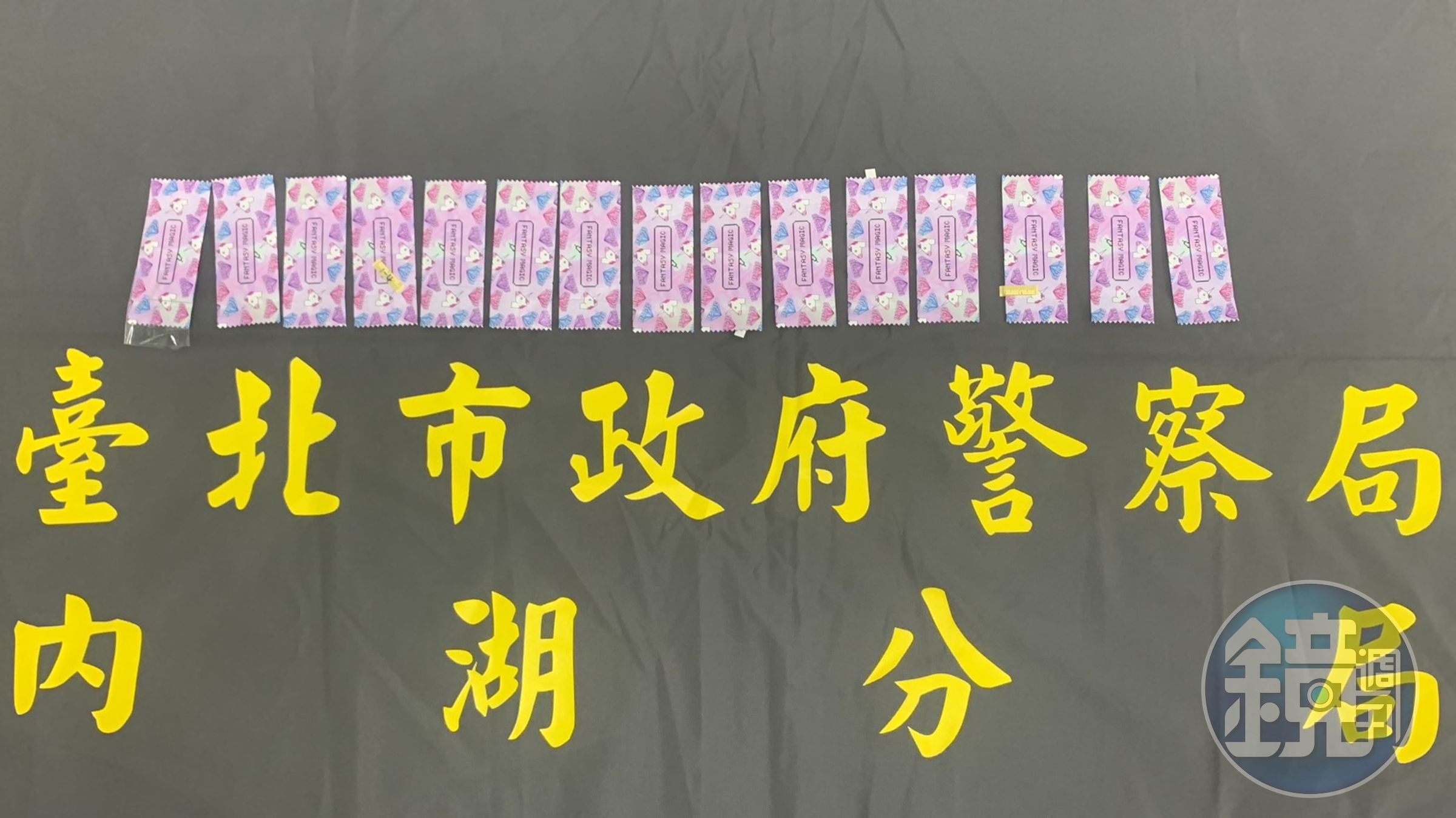 警方在「小何」身上起出多包毒品咖啡包。（翻攝畫面）