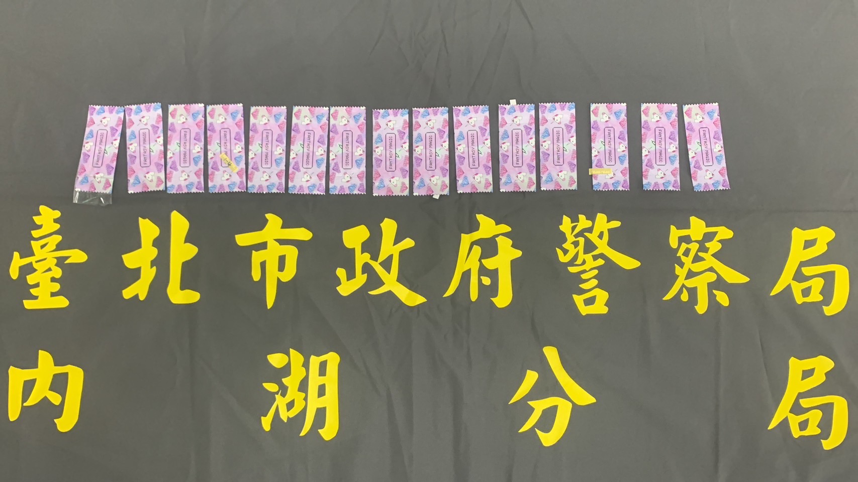 警方在「小何」身上起出多包毒品咖啡包。(翻攝畫面)