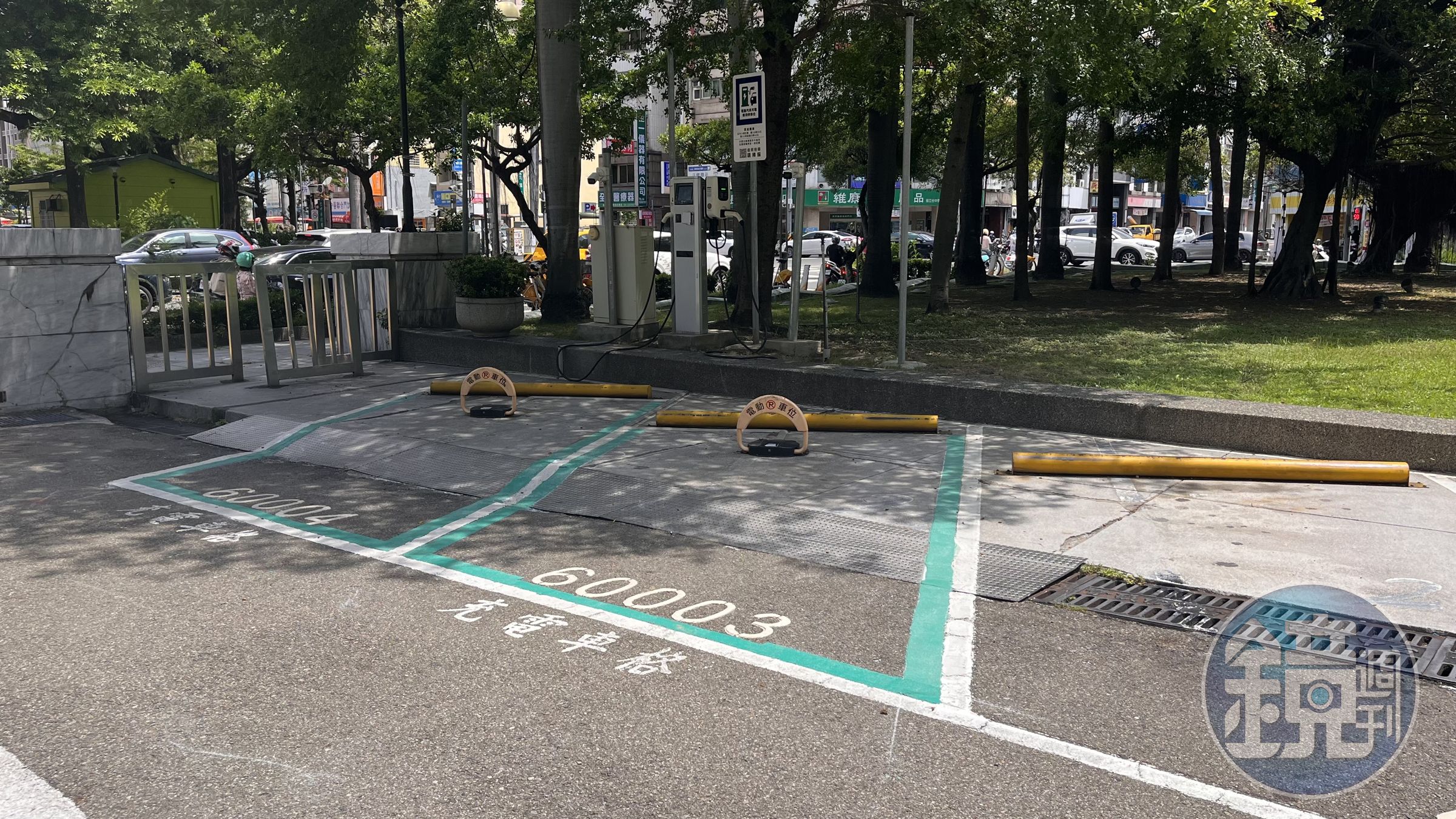 充電槍私接至一般車格或拔槍行為皆觸法，交通局呼籲車主勿規避收費而違法竊電。（台中市政府提供）