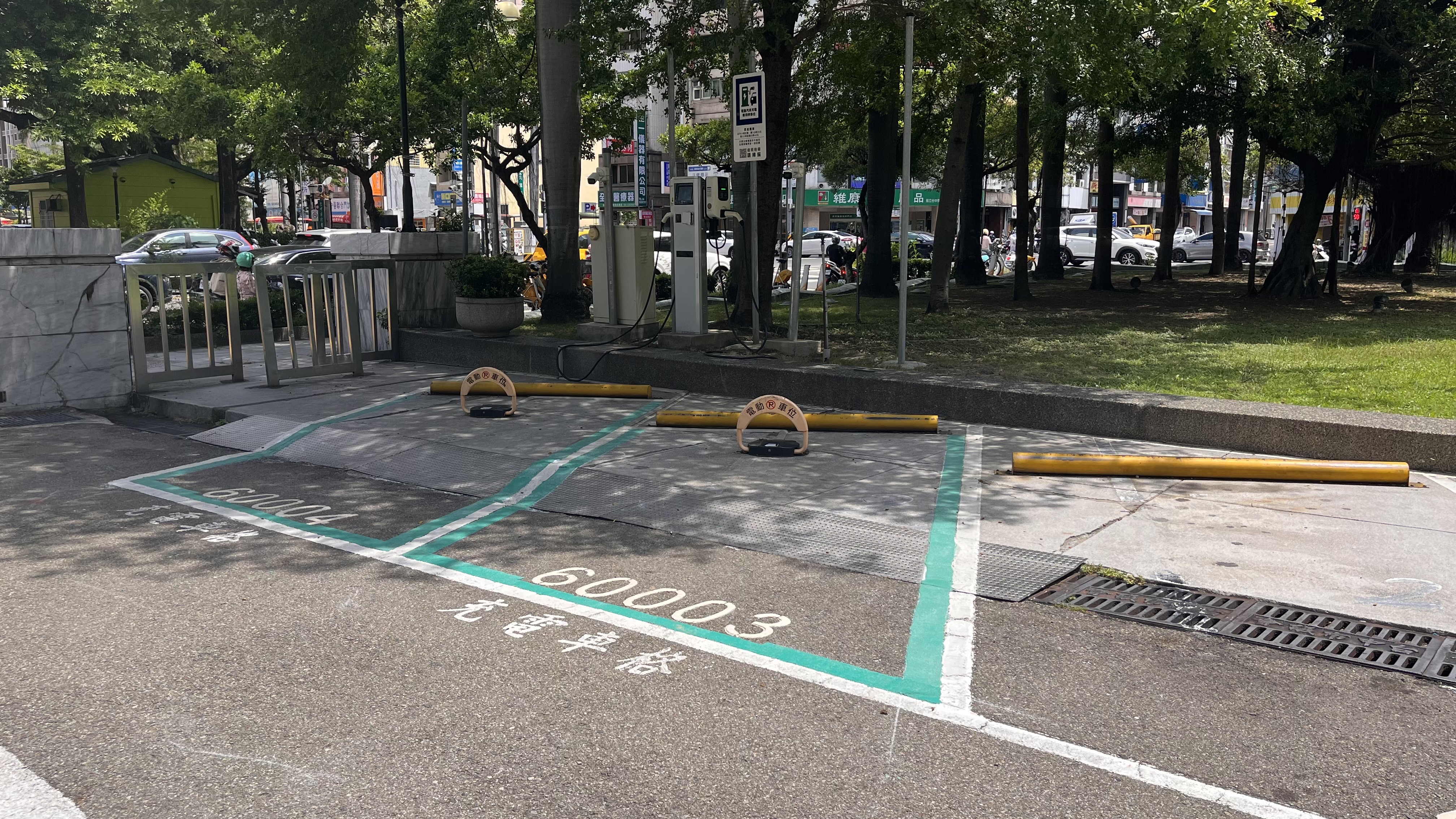 充電槍私接至一般車格或拔槍行為皆觸法,交通局呼籲車主勿規避收費而違法竊電。(台中市政府提供)