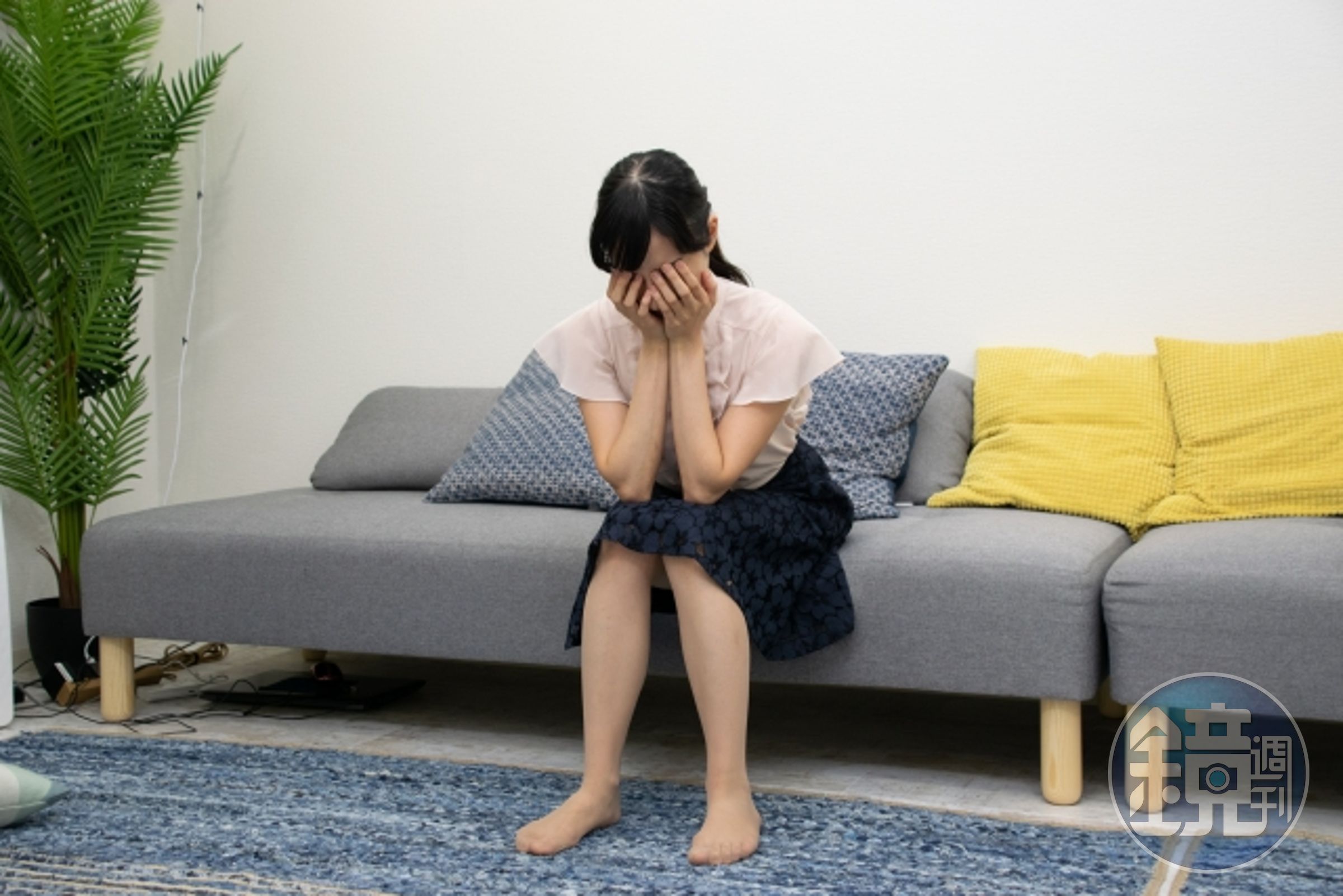人妻被丈夫拋棄，多年獨自賺錢養家，沒想到公公過世時訃聞竟然小三的名字列入孝媳名單。（示意圖 photoAC）