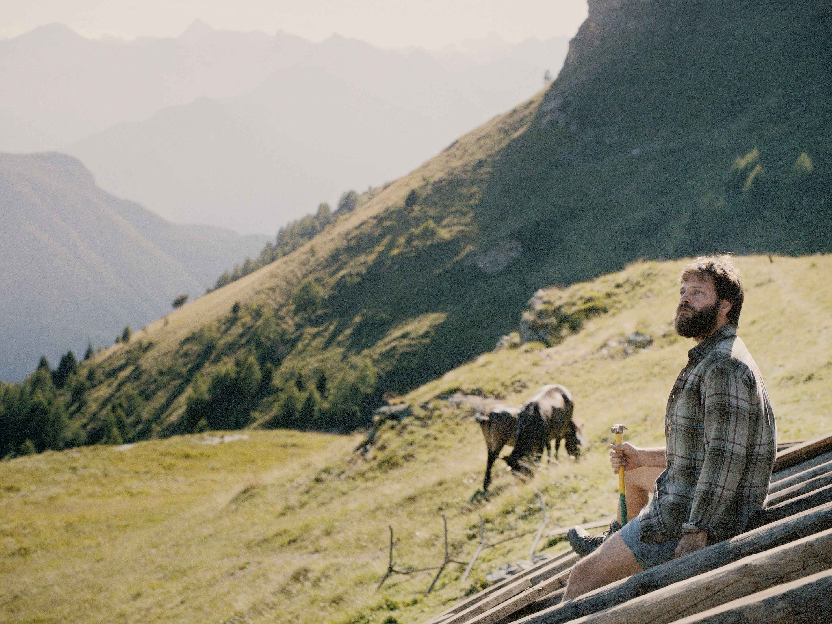 義大利天菜亞歷山卓柏爾吉在《回不去的那座山》飾演出身山村的粗獷青年。（海鵬提供）