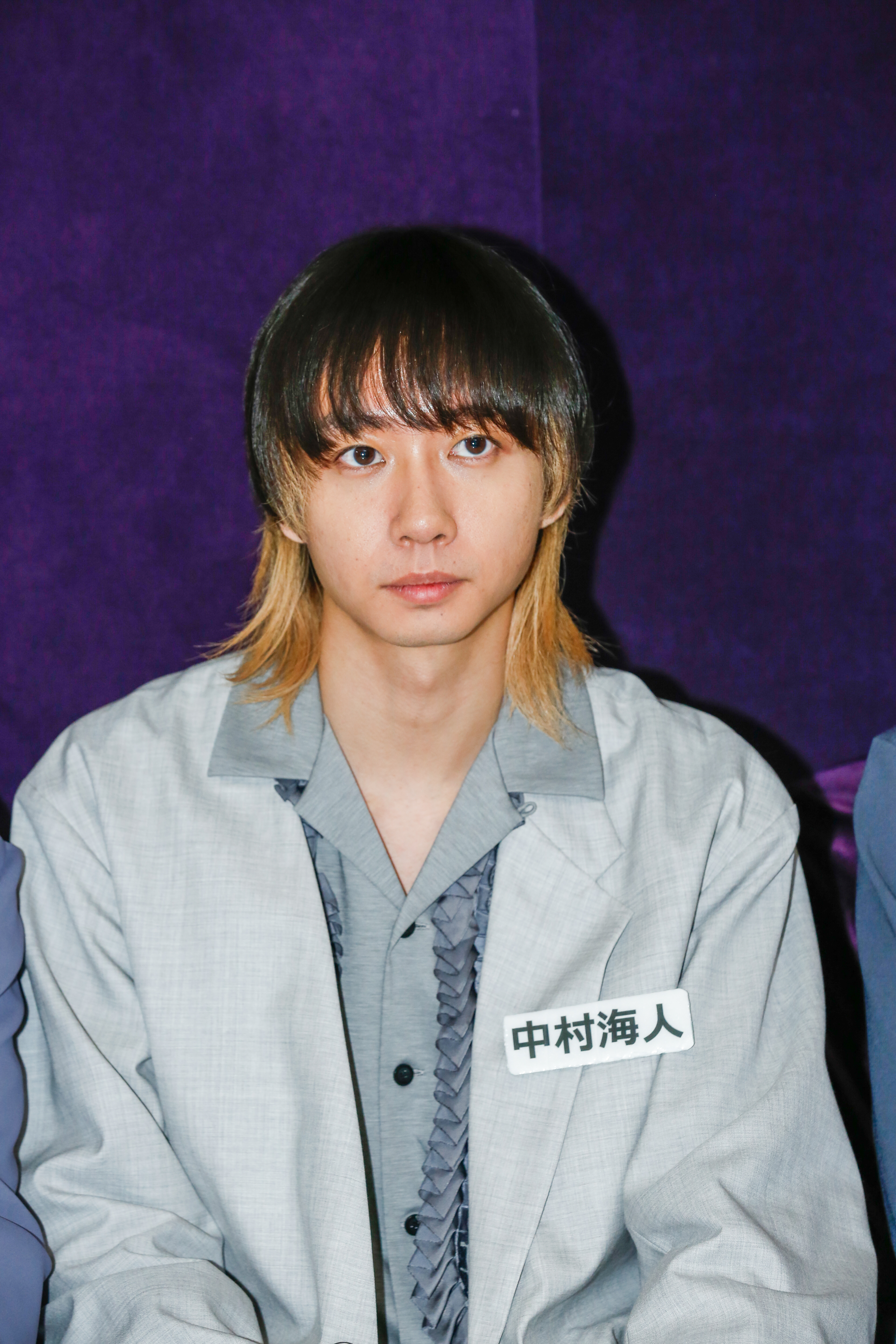 Travis Japan中村海人（圖）在飛機上倒飲料時遇到氣流顛簸，驚慌的樣子被松田元太看到覺得很不好意思。