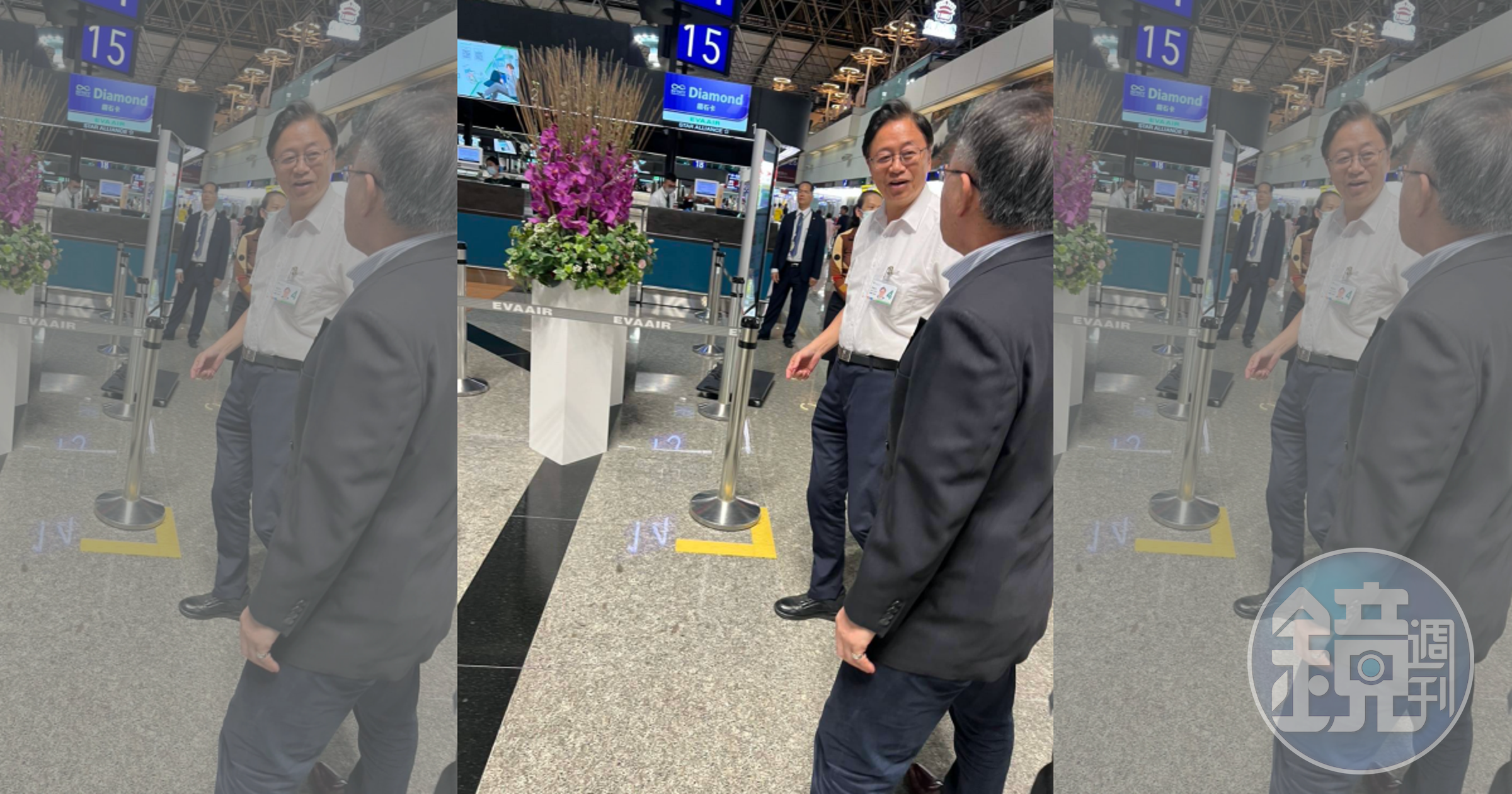 張善政在7/2事發當晚，戴著識別證與長榮機場主管閒聊。（讀者提供）