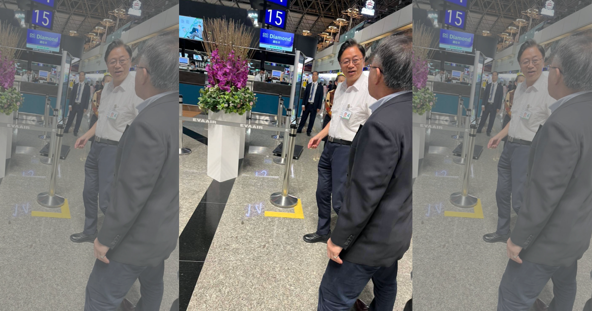 張善政在7/2事發當晚，戴著識別證與長榮機場主管閒聊。（讀者提供）