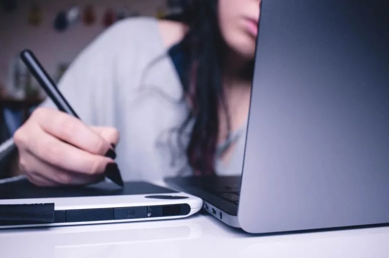 一名人夫網友透露，妻子一直都是賢淑顧家的好老婆，卻沒想到輾轉得知老婆為了升職願意被「潛規則」。示意圖。（翻攝自unsplash）