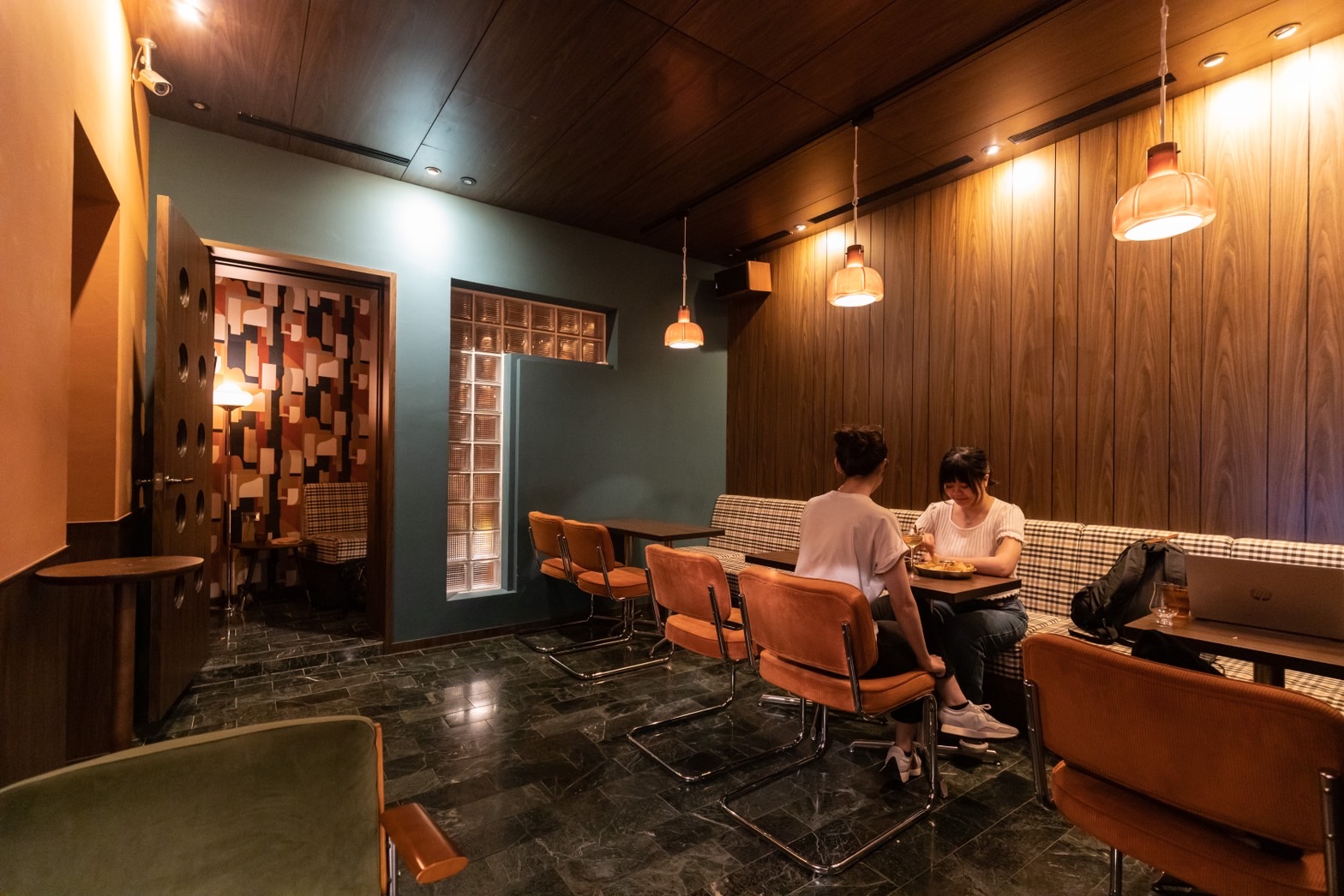 「SHU CLUB」的氛圍低調愜意，一個人來喝一杯也沒有壓力。