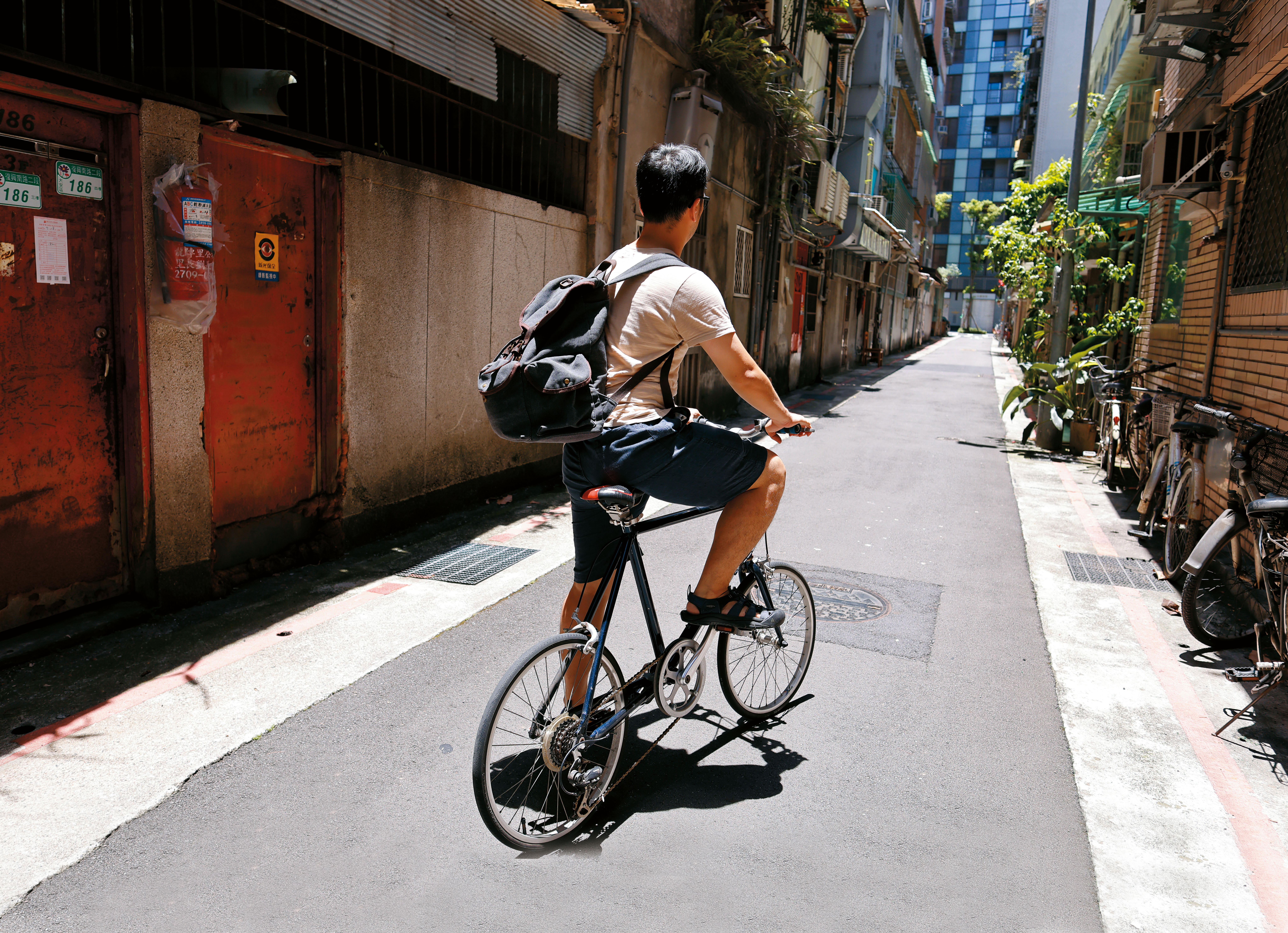 Joseph（圖）揹著弟弟的骨灰，騎上弟弟侯智捷送他的手作腳踏車去旅行。