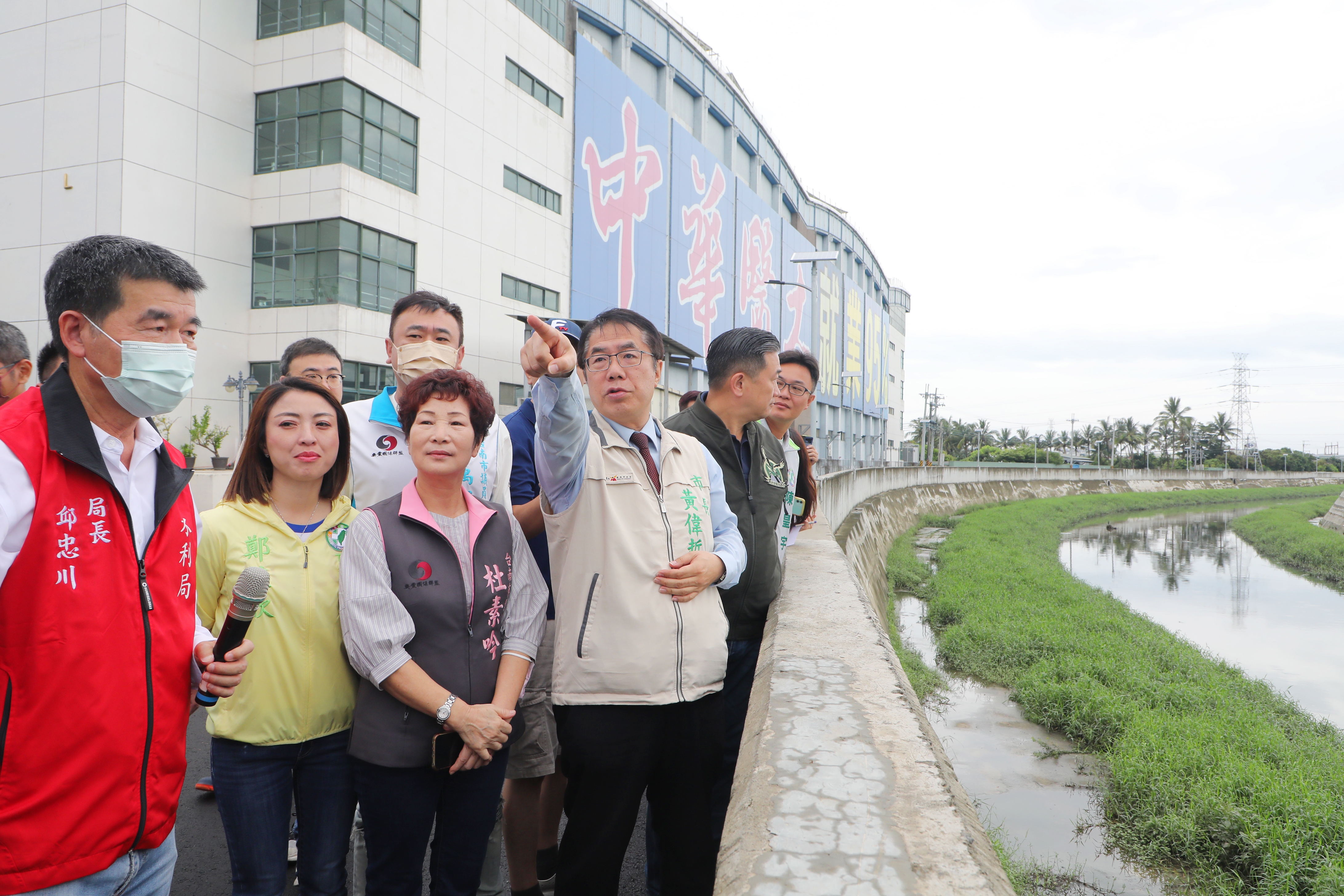 黃偉哲今上午視察防颱準備情況，被問到台南放假卻無風雨，他解釋必須考量一整天的所有時段，若放得太晚有責任市府擔不起。（台南市政府提供）