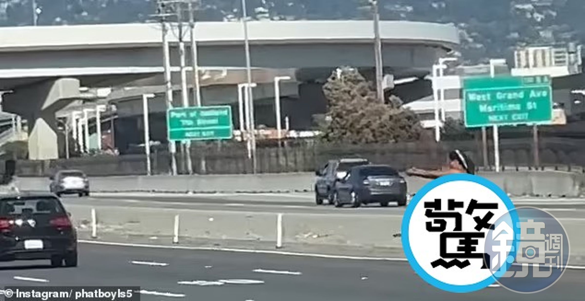 裸女在公路上大暴走，掏手槍狂射其他車輛！駕駛全嚇壞。（翻自《每日郵報》）