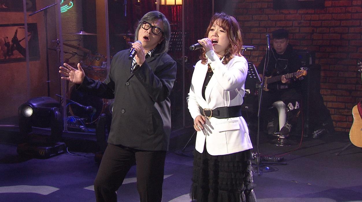 施文彬（左）與秀蘭瑪雅（右）一起上節目錄影。（年代MUCH提供）