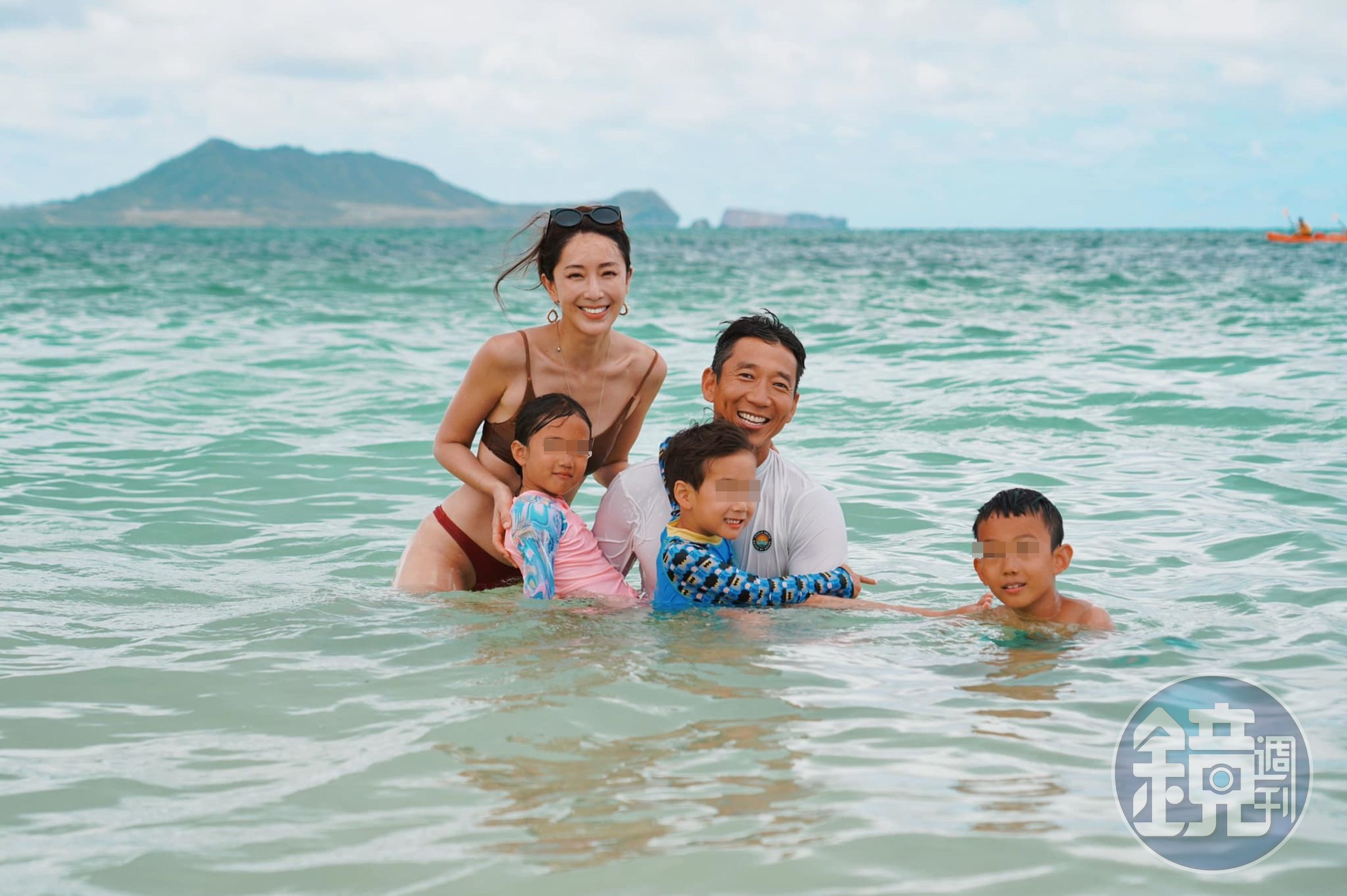 夏威夷海灘上的老先生堅持要為他們一家記錄這刻美景。(翻攝自隋棠臉書)