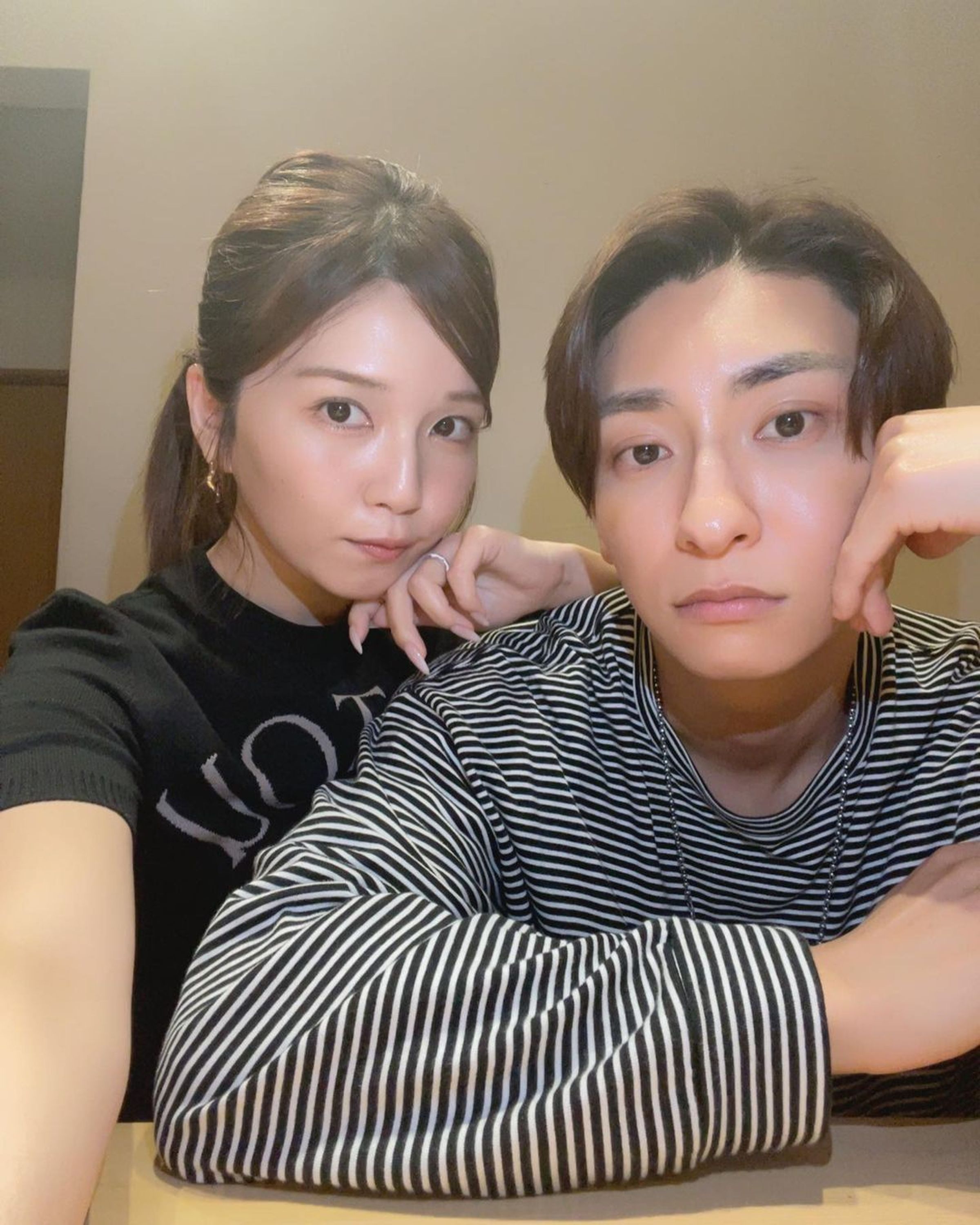與真司郎(右)與同團的宇野實彩子情同閨密,他也最先向宇野公開自己的性向。(翻攝自與真司郎Instagram)