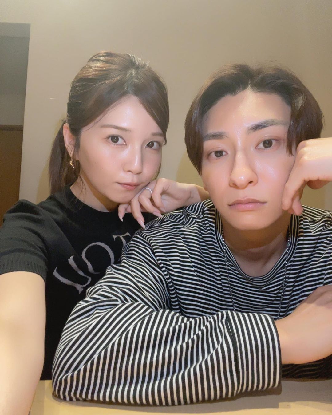 與真司郎（右）與同團的宇野實彩子情同閨密，他也最先向宇野公開自己的性向。（翻攝自與真司郎Instagram）