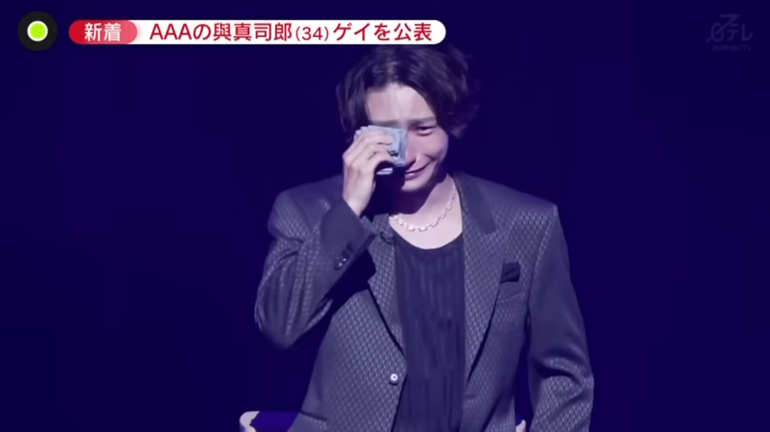 「AAA」34歲成員與真司郎昨在見面會上公開出櫃，淚灑現場。（翻攝自日本電視台畫面）