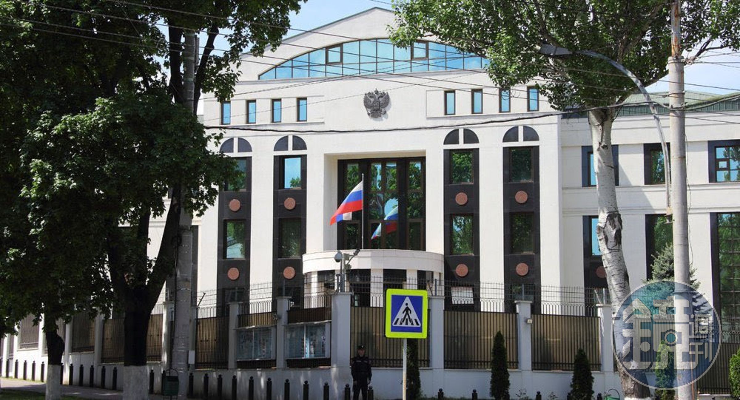 俄羅斯駐摩爾多瓦大使館近日被控從事間諜活動,45名外交官和使館人員遭到驅逐。(翻攝自@embrus_md Twitter)
