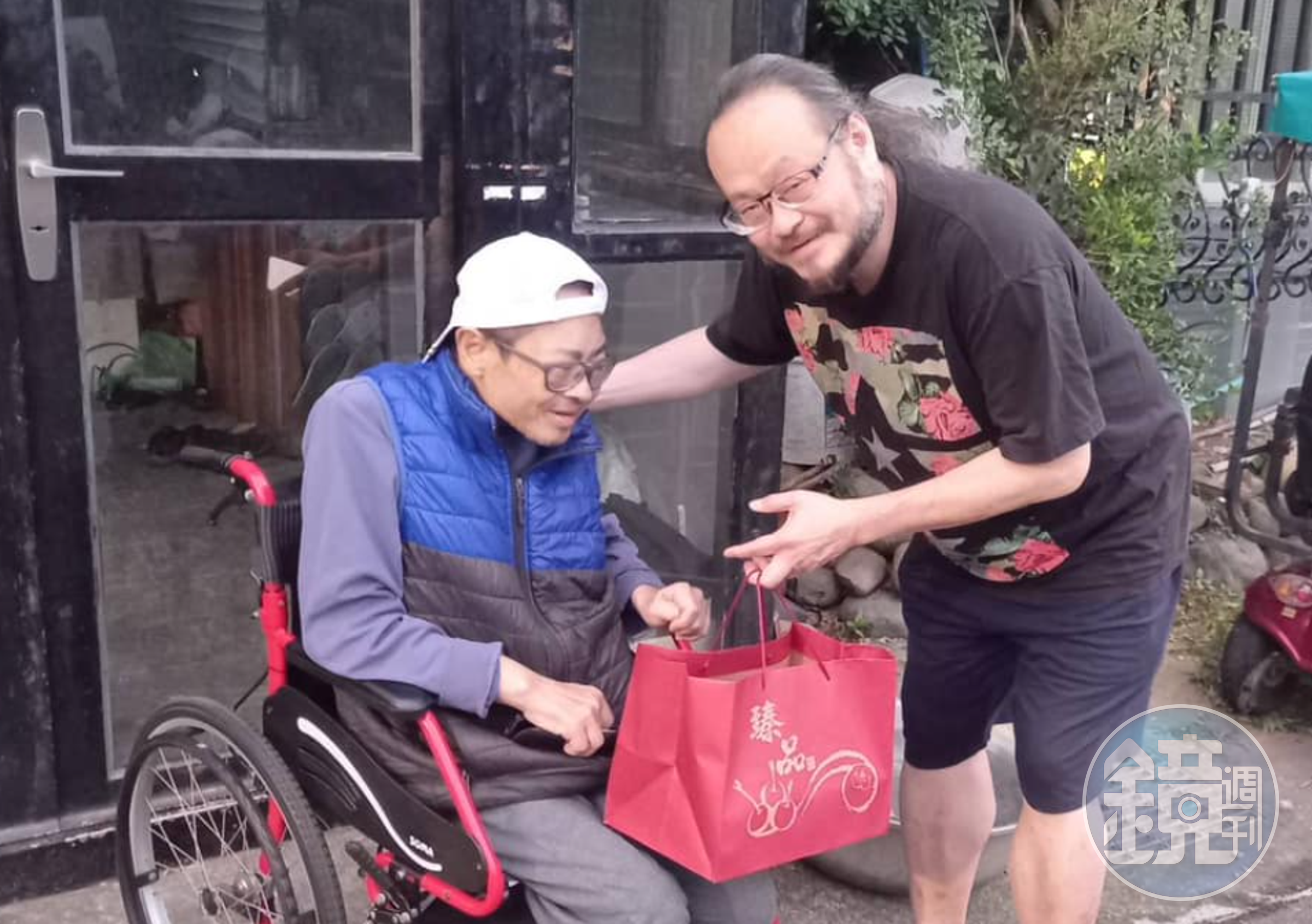 謝宇威(右)今年5月在臉書貼出和老友楊政道(左)的合照。(翻攝謝宇威臉書)