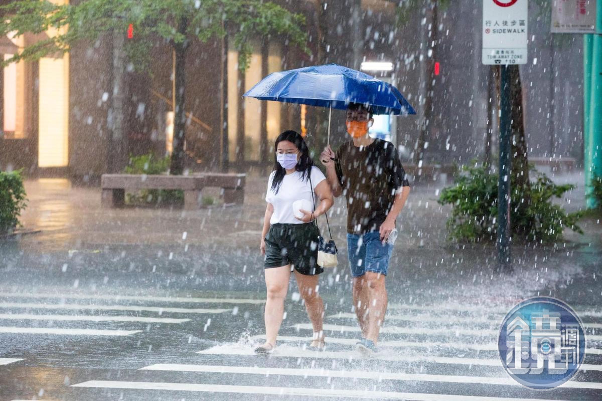 中央氣象局預估,明天上午有機會解除本島陸上警報,下午則解除海上警報。(本刊資料照)