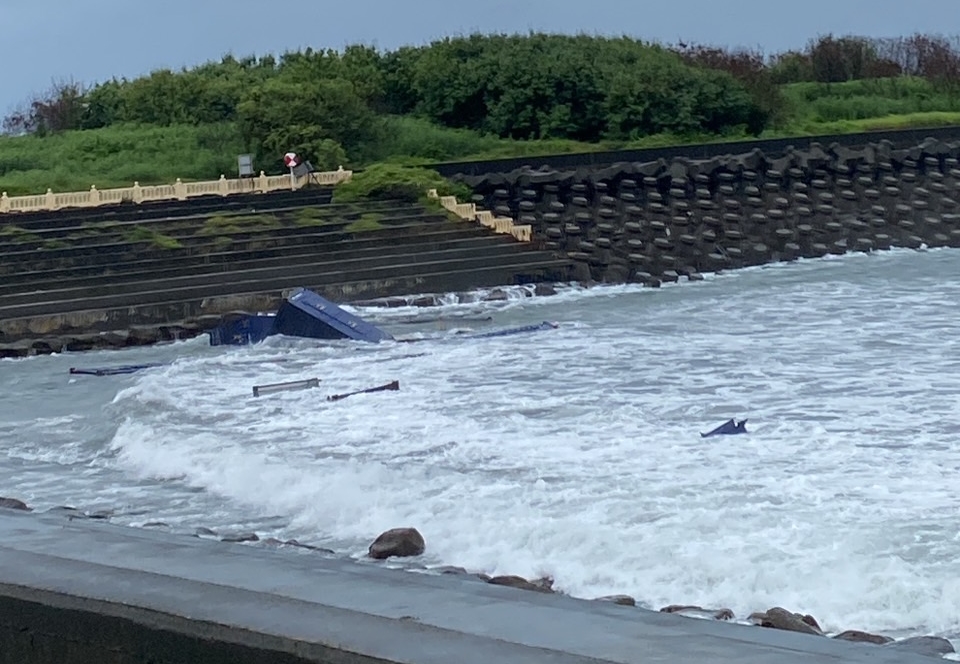南星灣擱淺沿岸貨櫃現況。（港務公司提供）