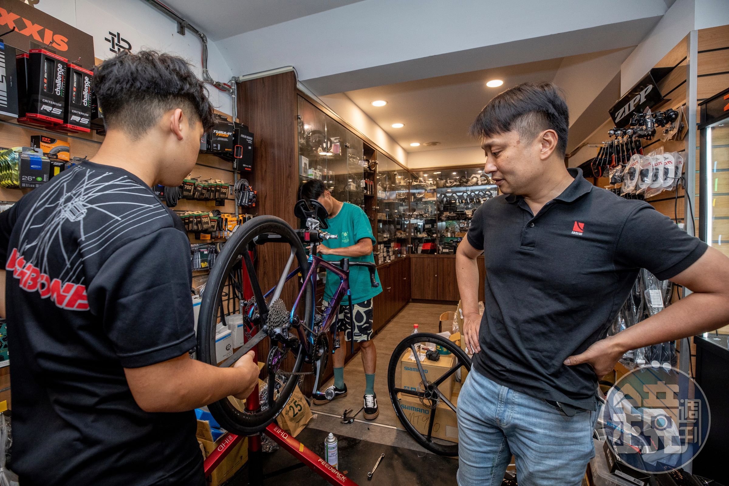 陳鈞垣（左）透露開單車店不是想開就能開的，它涉及到專業服務，人才得培養1、2年，然後再看時機、選點直營。