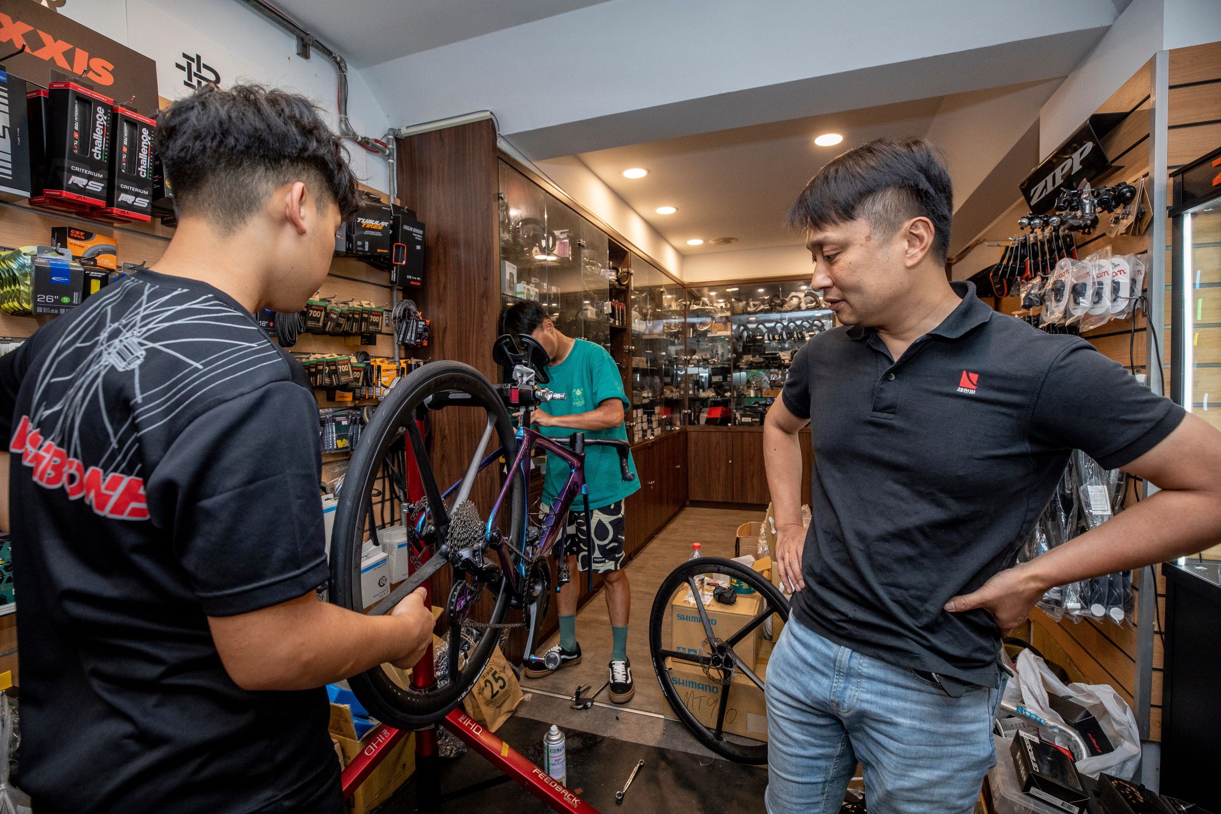 陳鈞垣（左）透露開單車店不是想開就能開的，它涉及到專業服務，人才得培養1、2年，然後再看時機、選點直營。