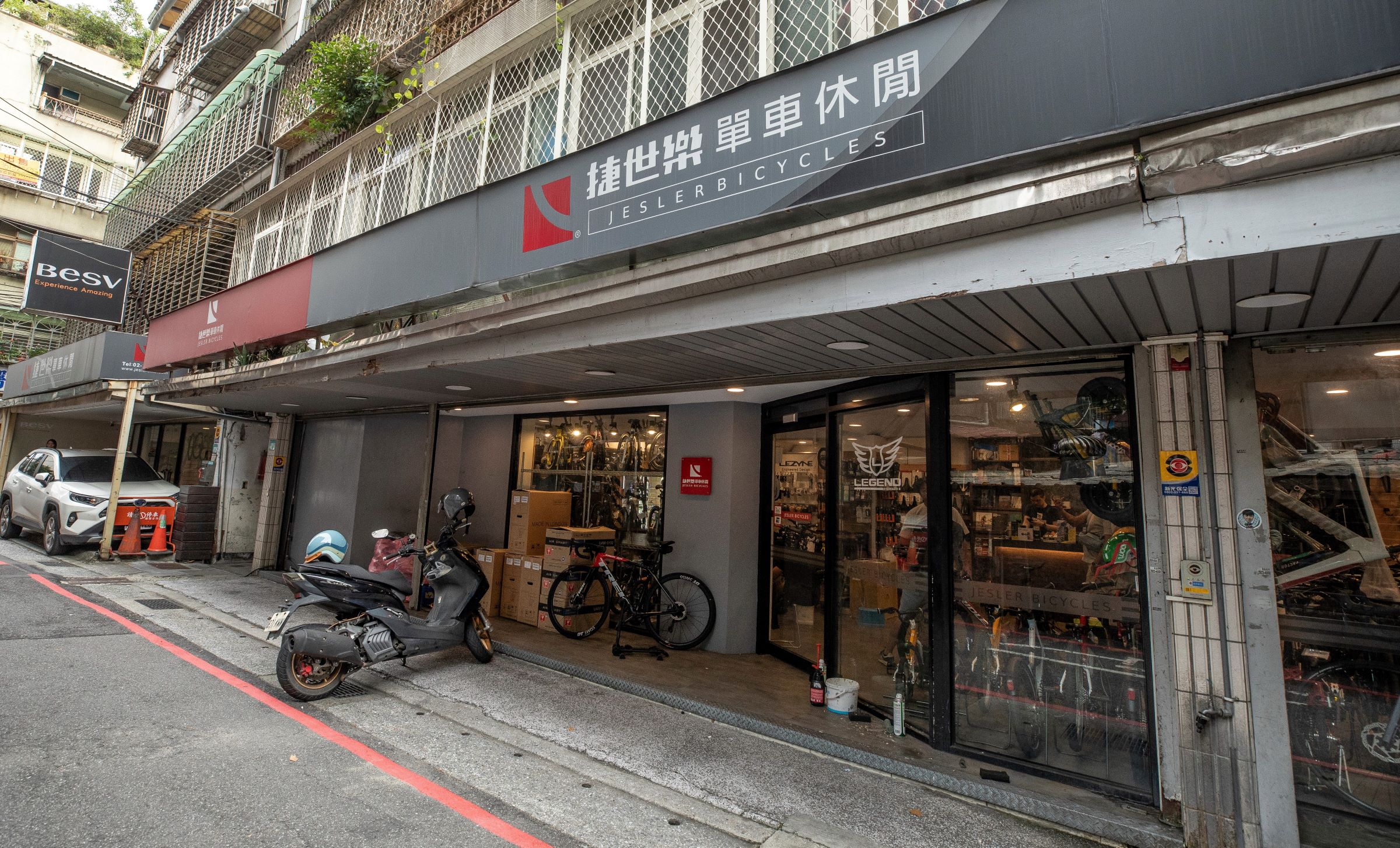 單車界一直有3家店盛極必衰的魔咒，想開到第四家、第五家就更難了，不過陳鈞垣的捷世樂，目前已經成功開出6家直營店。