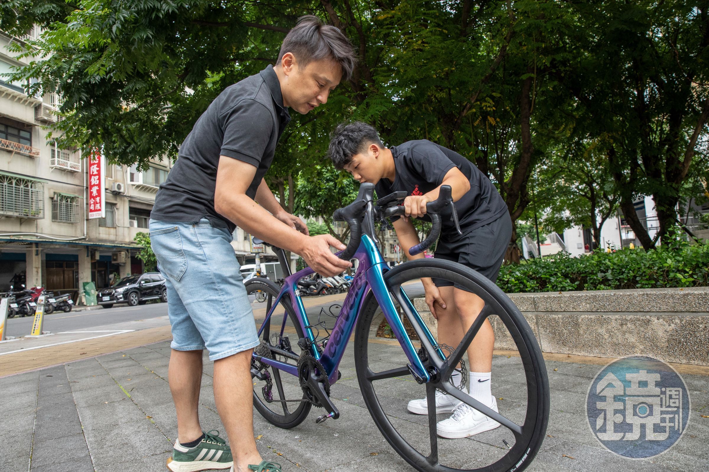 陳鈞垣很重視人才培育,替客人試車時,總帶著年輕技師一起、讓他們快速累積解決騎士痛點的戰鬥值。