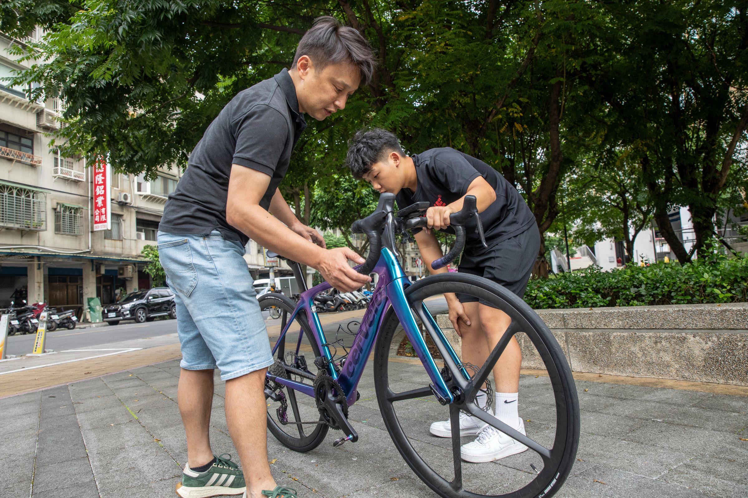 陳鈞垣很重視人才培育，替客人試車時，總帶著年輕技師一起、讓他們快速累積解決騎士痛點的戰鬥值。