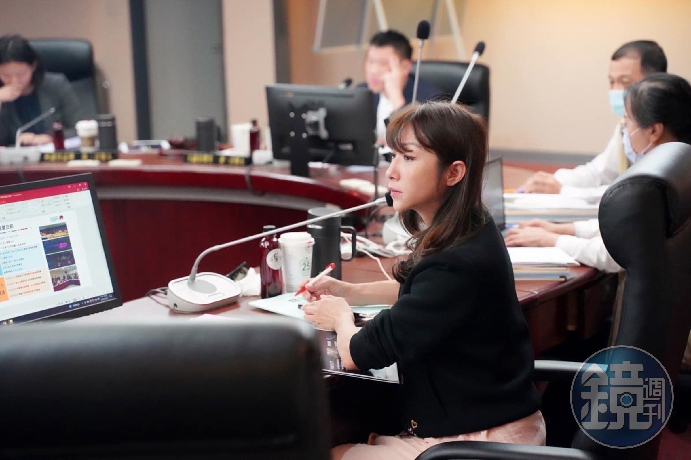 台北市議員許淑華今揭露，柯文哲還積欠台北表演藝術中心（北藝）履約爭議費，是金額高達2.3億元的「未爆彈」。（翻攝自許淑華臉書）