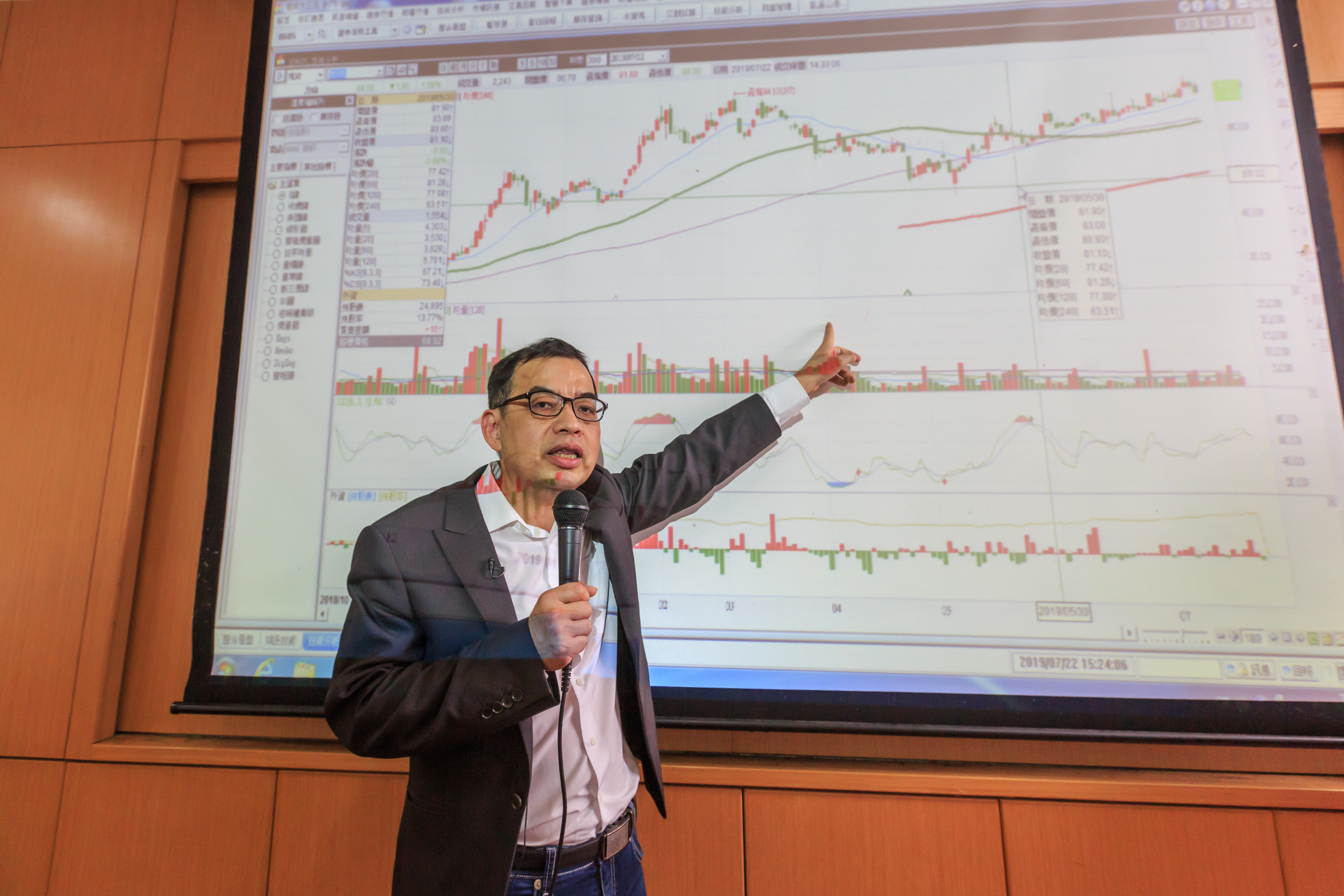 億元教授鄭廳宜認為，AI將是顛覆人類生活的一場革命，目前只是初升段。（本刊資料照）