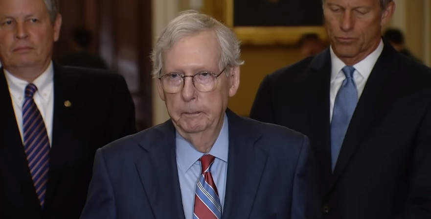 共和黨領袖麥康乃爾（圖）在主持記者會上，停頓20秒左右，場面氣氛凝結。（翻攝自KHOU 11 YouTube頻道）