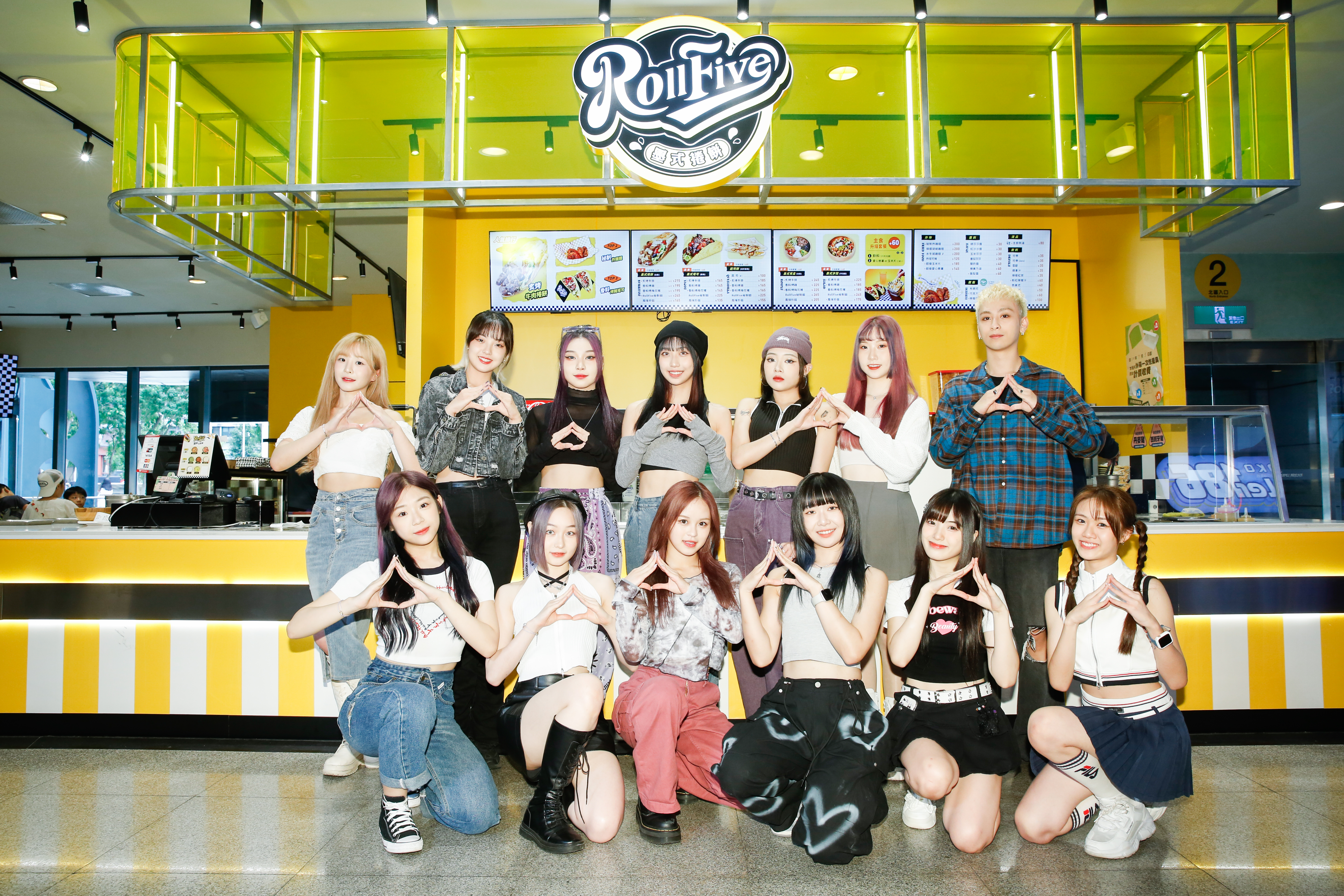 選秀綜藝《未來少女》暖心學長FEnIX曹家齊（後排右一）帶幽靈水晶子秦（前右一）、芝婷（前右二）為紫月光代言墨西哥捲餅餐廳助陣打氣。