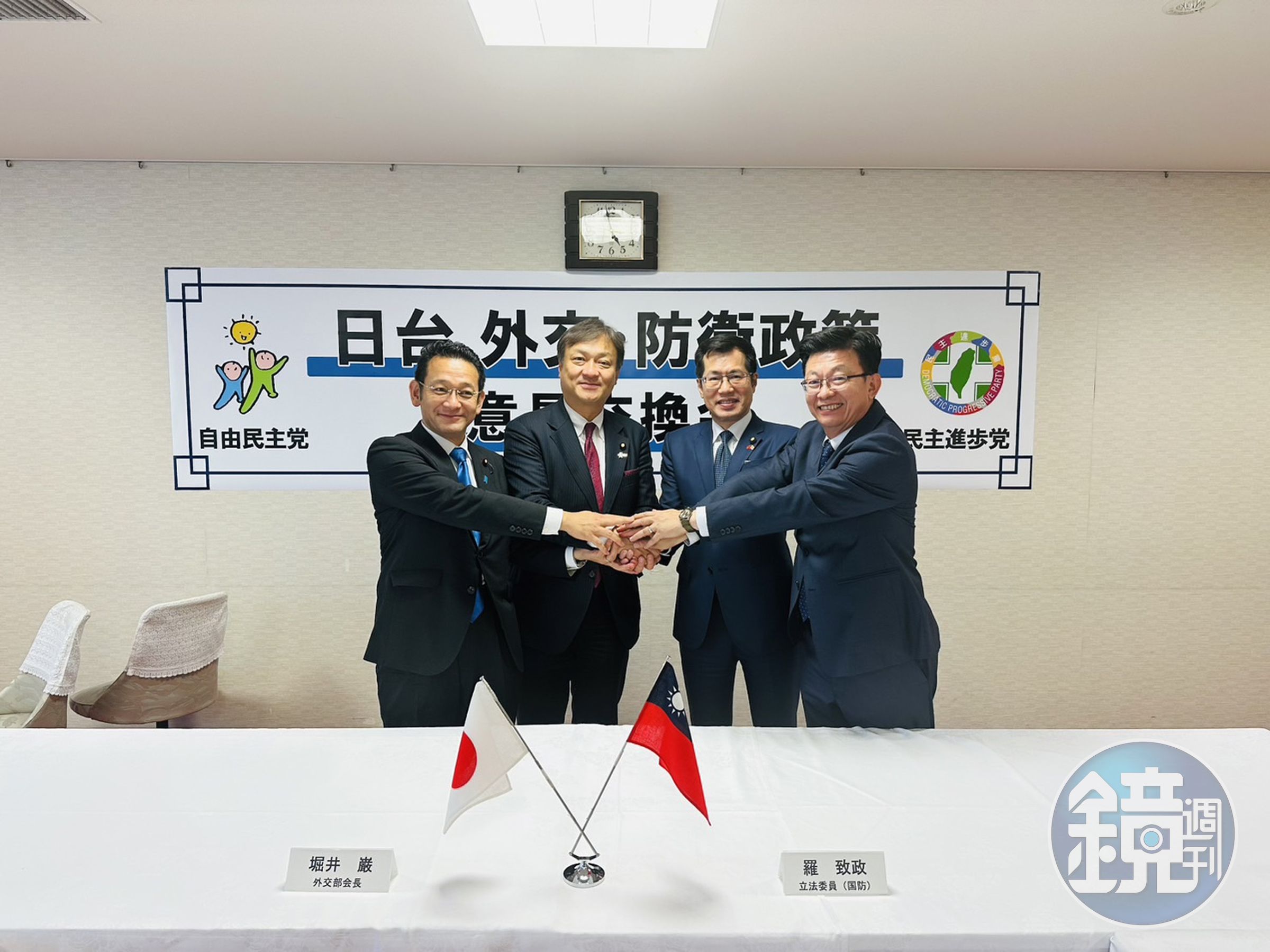 台日執政黨2+2會談在東京登場，民進黨立委郭國文（右一）、羅致政（右二）與日本參議員堀井巖（左二）等人展開意見交流。（民進黨提供）