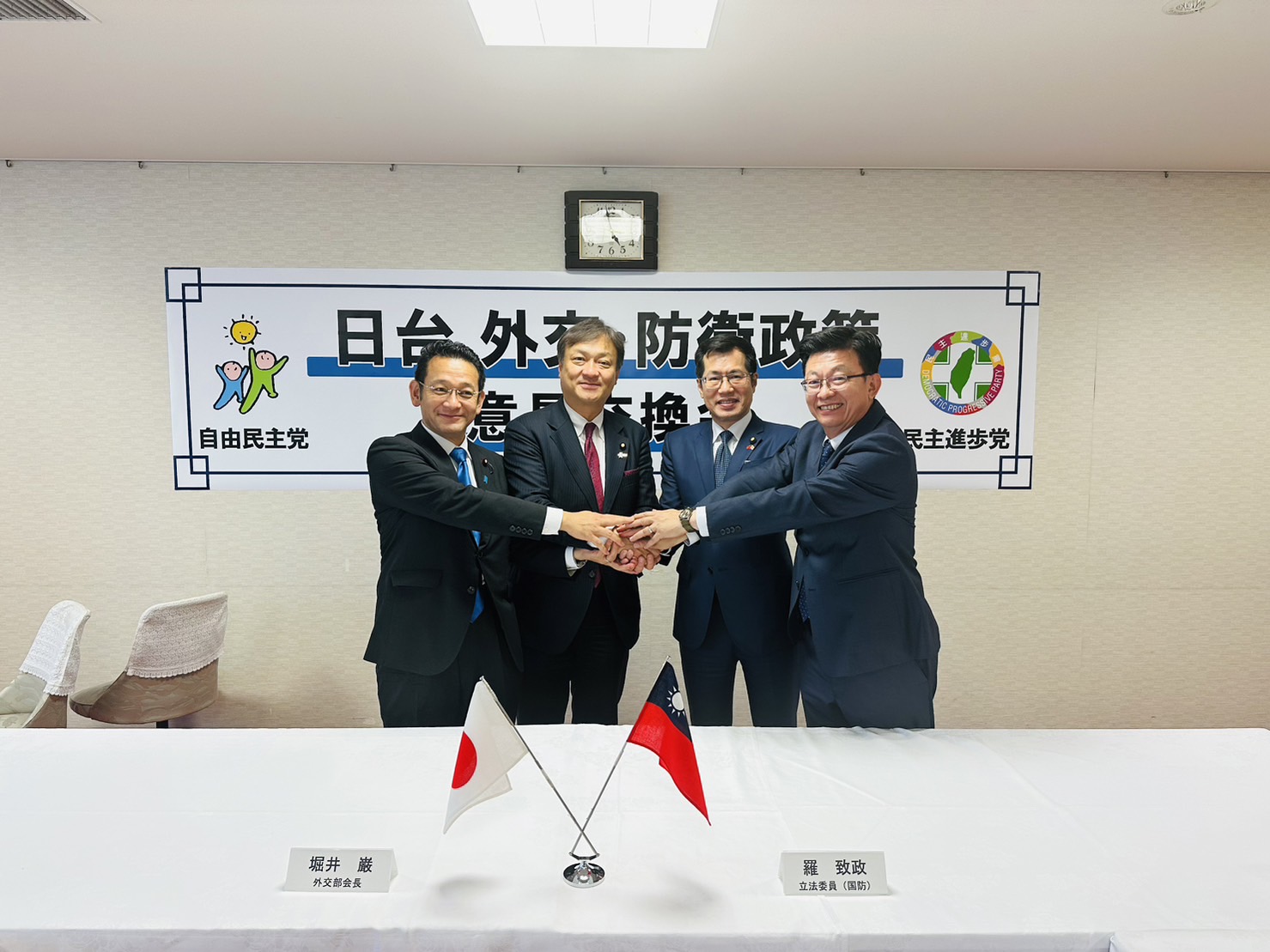 台日執政黨2+2會談在東京登場,民進黨立委郭國文(右一)、羅致政(右二)與日本參議員堀井巖(左二)等人展開意見交流。(民進黨提供)