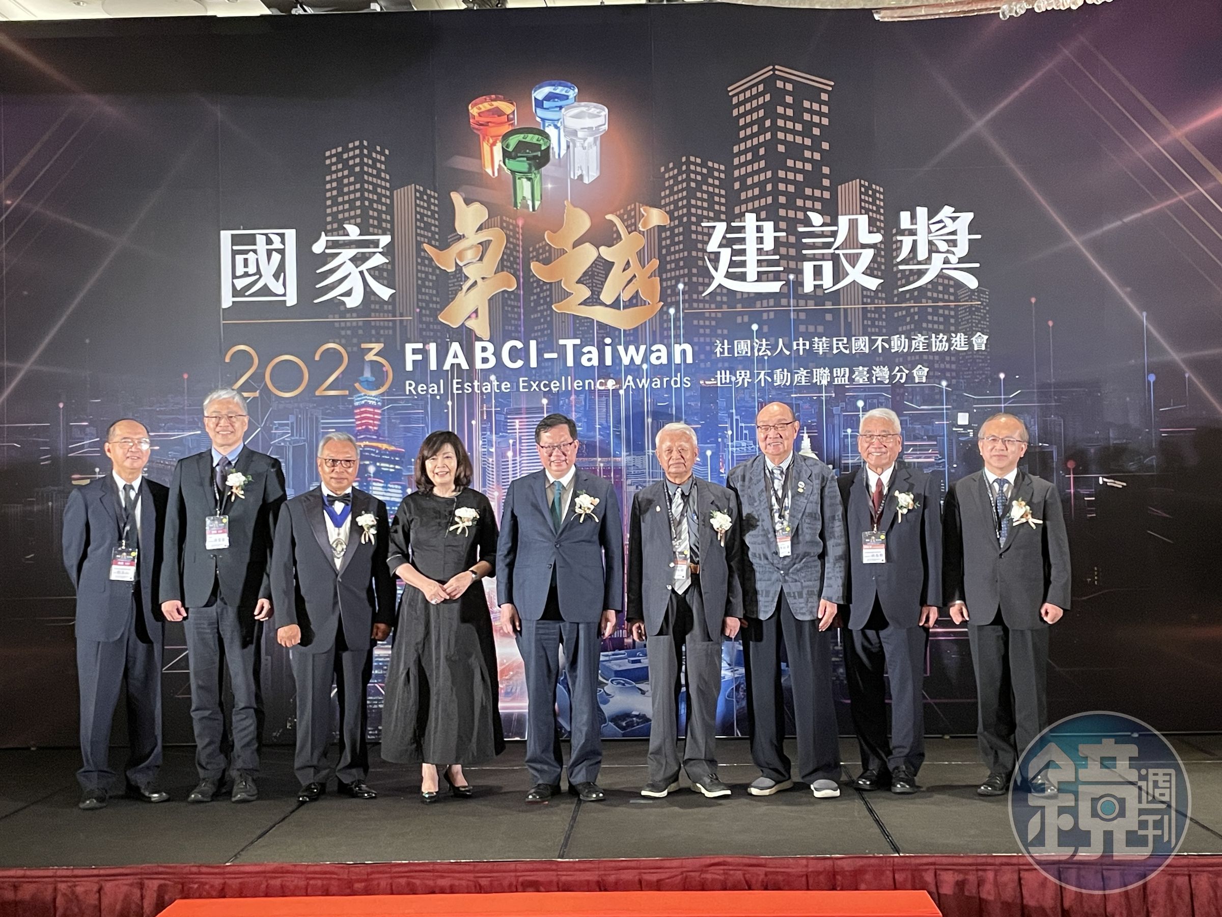 2023年「國家卓越建設獎頒獎典禮」今（27）日舉行。左三起依序為世界不動產聯盟世界會長Mr. Budiarsa Sastrawinata、中華民國不動產協進會暨世界不動產聯盟台灣分會張麗莉、行政院副院長鄭文燦、國家卓越建設獎評審團總召集人黃南淵。