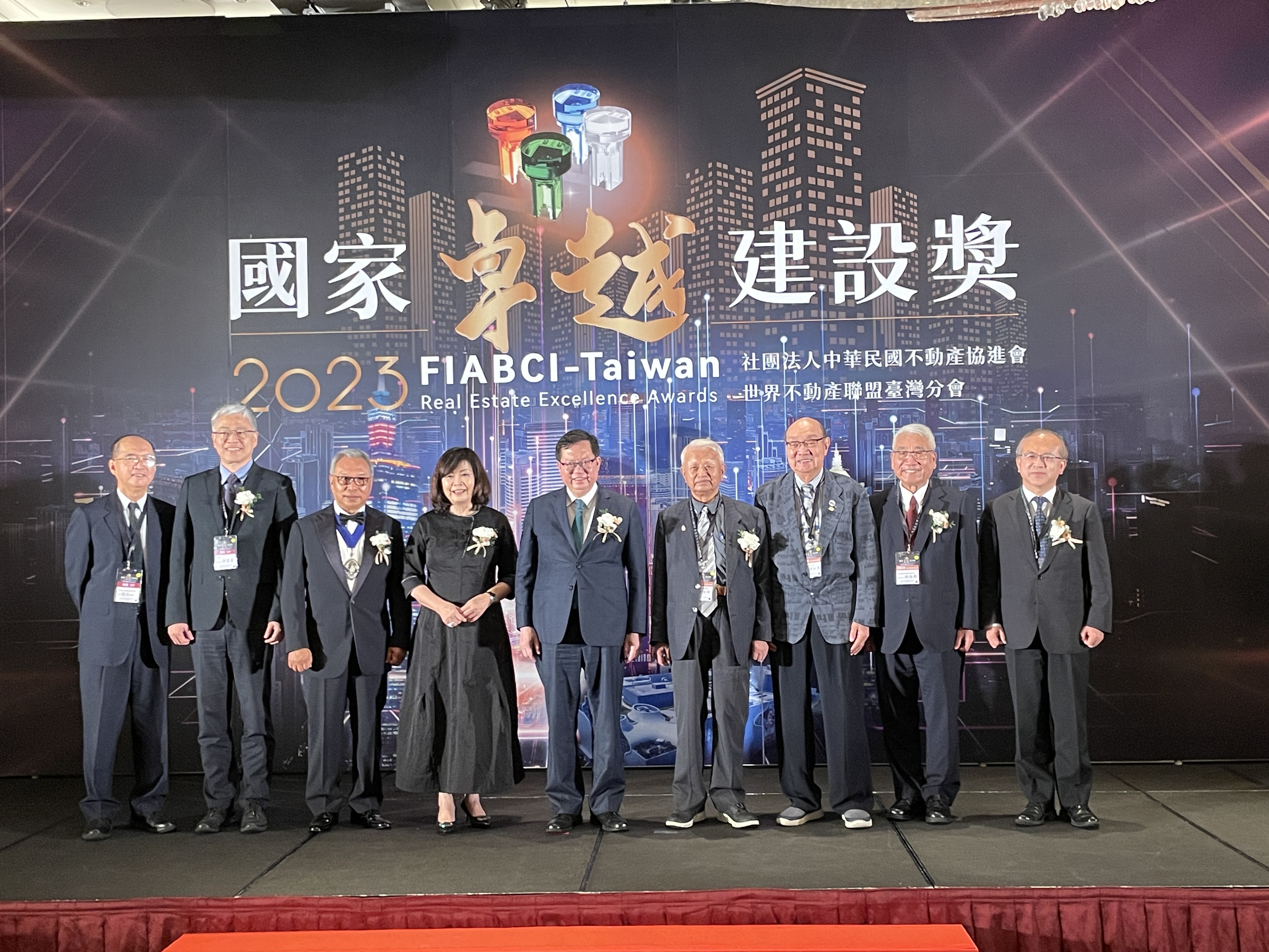 2023年「國家卓越建設獎頒獎典禮」今（27）日舉行。左三起依序為世界不動產聯盟世界會長Mr. Budiarsa Sastrawinata、中華民國不動產協進會暨世界不動產聯盟台灣分會張麗莉、行政院副院長鄭文燦、國家卓越建設獎評審團總召集人黃南淵。